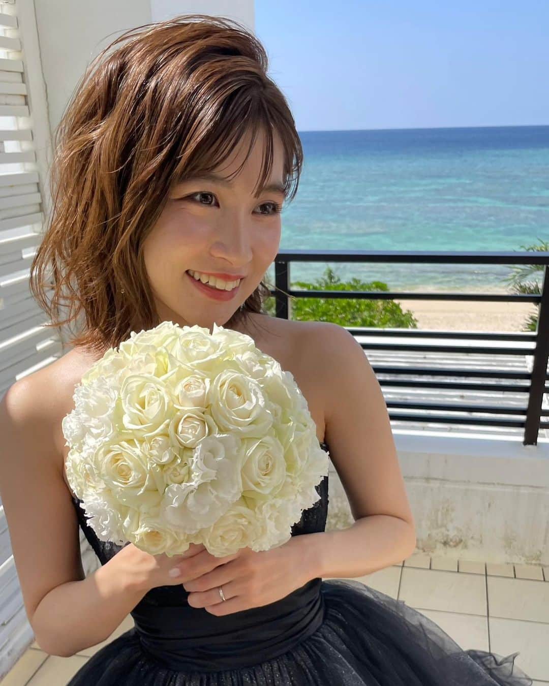 長谷川怜華のインスタグラム：「.. ..  ホワイトローズのブーケ🤍  ブーケは本当は プランで元々ついてるやつが あったんだけど どうしても真っ白の このまん丸いのが 持ちたくて🥺  旦那さんはしたい事は 全部詰め込もうと言ってくれてた ので甘えてアップグレードして この可愛い可愛いブーケに🌹🤍  ブーケはまるまるプリザーブドフラワーに してもらうでお願いしたから そのうち届く🤭🤭✨✨  #沖縄 #沖縄挙式 #リゾート婚 #ラソールガーデンアリビラクリスティア教会  #挙式 #ホワイトブーケ   .. ..」