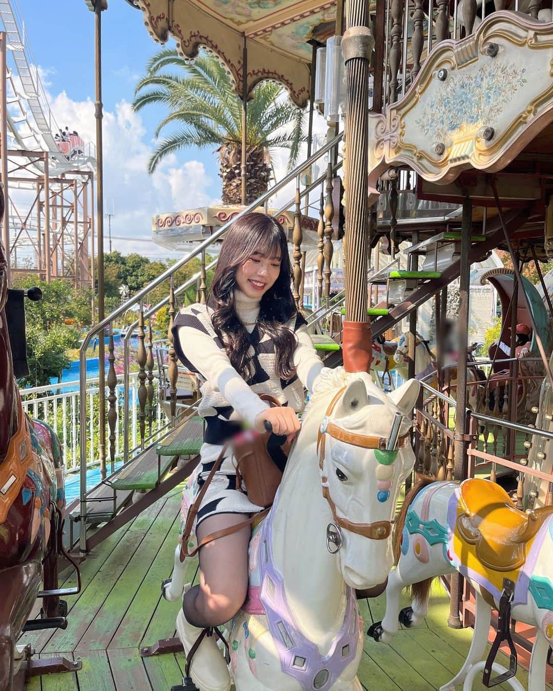 のインスタグラム：「⁡ ⁡ ⁡ 📷🎠🐴🐶 メリーゴーランド楽しくて好き😚 ⁡ ⁡ #SMBC日本シリーズ2023 明日からだと考えると、楽しみと緊張で よく分からない感情になってるの私だけですか？🙃💭 ⁡ ⁡ ⁡ #オリックス#BsGirls #Bs2023 #baseball #プロ野球 #野球女子 #野球 #野球好き #京セラドーム大阪  #野球好きな人と繋がりたい　  #オリックスバファローズ#instalike #instagood #pic #photo #selfie #followme #f4f #like4like #follow #Instagram #love #fashion #いいね #フォロー」