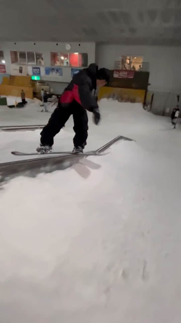飛田流輝のインスタグラム：「Quick pretzel🥨🧚‍♂️🍤 @snova.shinyokohama  @volcomjapan #volcomjapan  #snowboad #snowboarding #スノーボード」