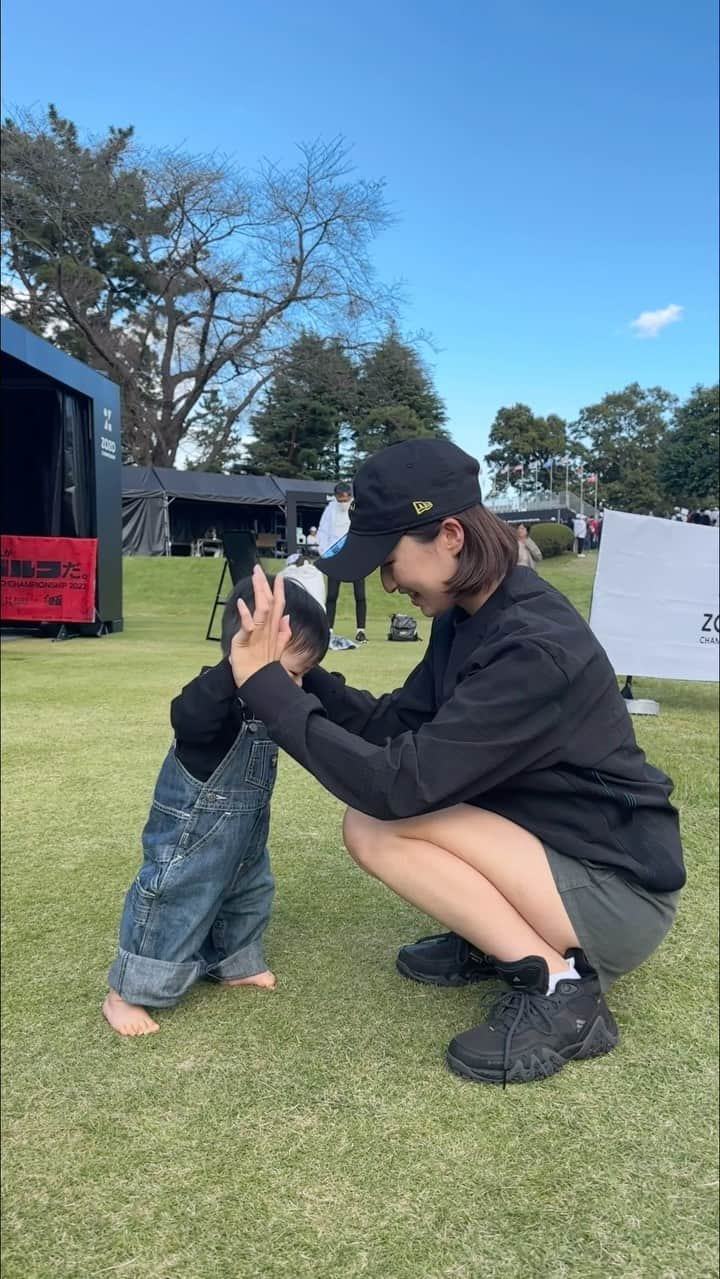 西野沙瑛のインスタグラム：「ちっちゃい恋人と初めてのゴルフ場👶🏻⛳️🤍 実は芝生が苦手で立つの嫌がってる🦶笑  お気に入りのnewシューズは @adidasgolf アディクロスGTX👟 見た目もかっこいいけど、ゴアテックスだから防水性抜群☔️ これで雨ゴルフも怖くない😎  #PR #giftedbyadidas #adicross #ゴルフ女子 #ゴルフ男子 #ゴルフコーデ #スポーツ女子  #ゴルフウェア #スポーツ #golf #골프 #골프스타그램 #골프장 #라운드 #골프스윙 #골프사랑 #골프레슨 #아이언샷 #스크린골프  #golfstagram #golfswing #girlsgolf #golfer #ママゴルファー #生後10ヶ月 #男の子ママ」