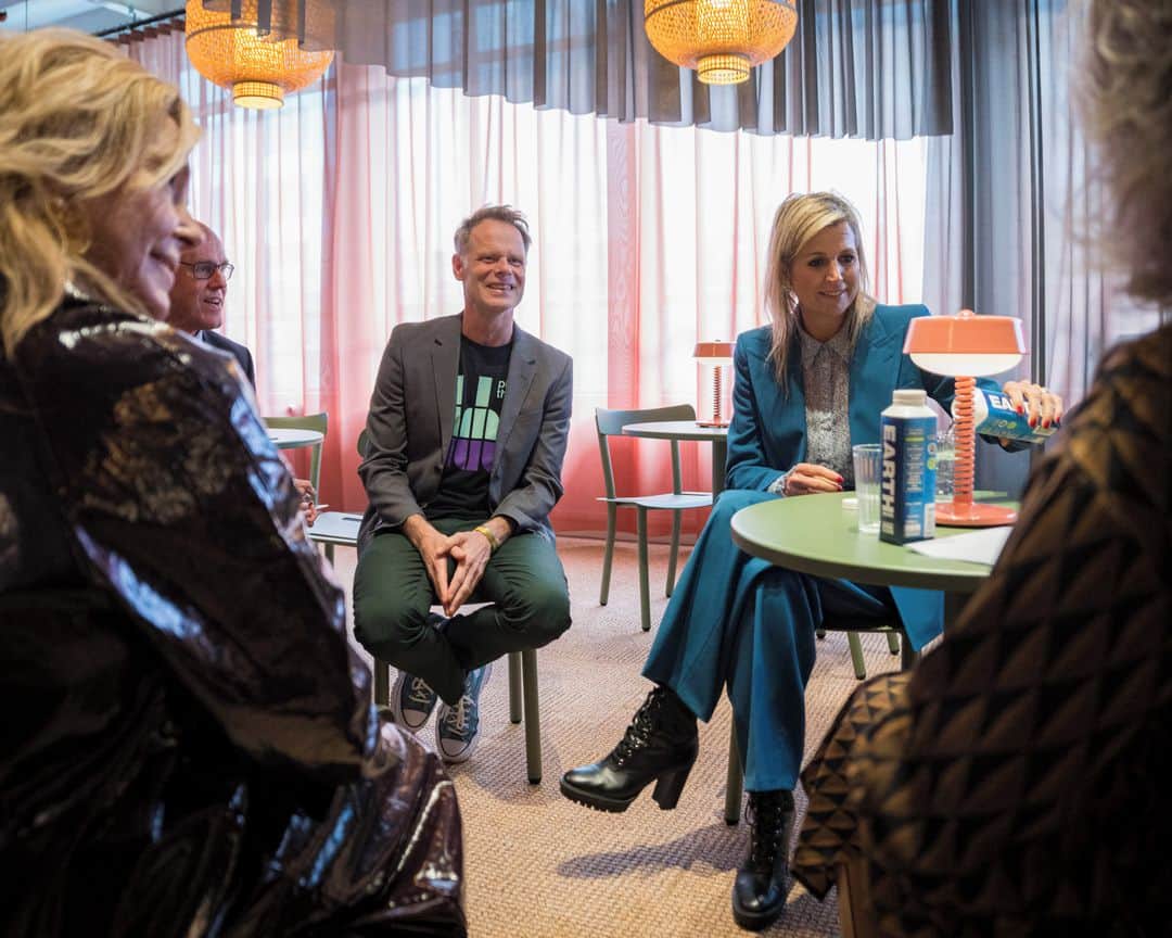 ZUIVERさんのインスタグラム写真 - (ZUIVERInstagram)「Yesterday, Queen Máxima visited @dutchdesignweek, engaging with numerous Dutch designers who shared their visionary perspectives on design. Her Majesty also made a stop at the @elledecoration_nl business lounge, beautifully furnished with our Friday chairs and Metsu bistro tables. Here, she had a meeting with the Dutch Design Week team.⁣  ⁣ Later that evening, we launched the 2024 Scholarship edition together with @elledecoration_nl. Our winner of this year, @pepe_valenti, showcased his prototypes and shared his design journey. More on that event later...⁣  ⁣ Photo 1＋2 by @maxkneefel」10月27日 19時16分 - zuiver_