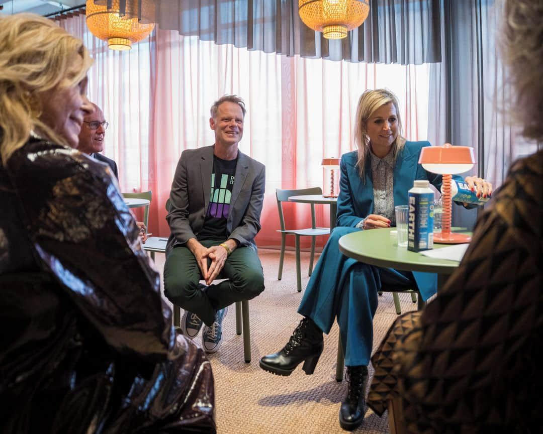 ZUIVERのインスタグラム：「Yesterday, Queen Máxima visited @dutchdesignweek, engaging with numerous Dutch designers who shared their visionary perspectives on design. Her Majesty also made a stop at the @elledecoration_nl business lounge, beautifully furnished with our Friday chairs and Metsu bistro tables. Here, she had a meeting with the Dutch Design Week team.⁣  ⁣ Later that evening, we launched the 2024 Scholarship edition together with @elledecoration_nl. Our winner of this year, @pepe_valenti, showcased his prototypes and shared his design journey. More on that event later...⁣  ⁣ Photo 1＋2 by @maxkneefel」