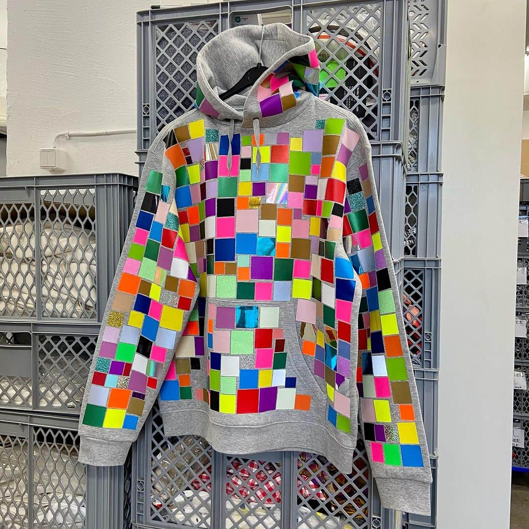 スタースタイリングのインスタグラム：「This piece took me 1,5 days to finish. You have the balls to wear it? #balls #ilovecolors #handmademosaic #starstyling #mosaic #handmadeinberlin」