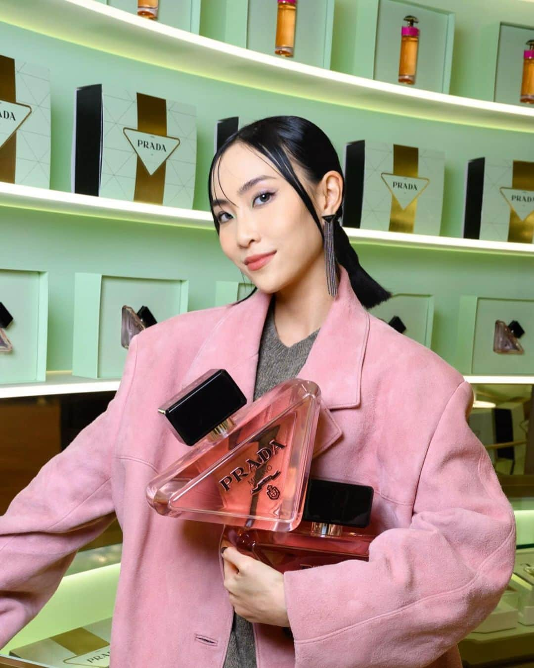 ソニアのインスタグラム：「Gift idea: enclose a card that says “Heaven must have scent you ✨” and include an iconic bottle of Prada Paradoxe for your loved one this festive season!   @pradabeauty celebrates the holidays with the World’s first Prada Holiday Gift Factory at Changi Airport Terminal 1, Transit Departure Hall, which makes it so simple for you to pick a gift up before you board!   From now till 23 November 2023, shop for Prada fragrances and exclusive Changi 1st Sets in @ShillaDutyFreeSG @ChangiAirport stores across Terminals and on iShopChangi.com 30 days in advance or up to 12 hours before your flight ✈️   #Changi1st #PradaBeauty #Pradafragrances #ShillaDutyFreeSG #Paradoxe」