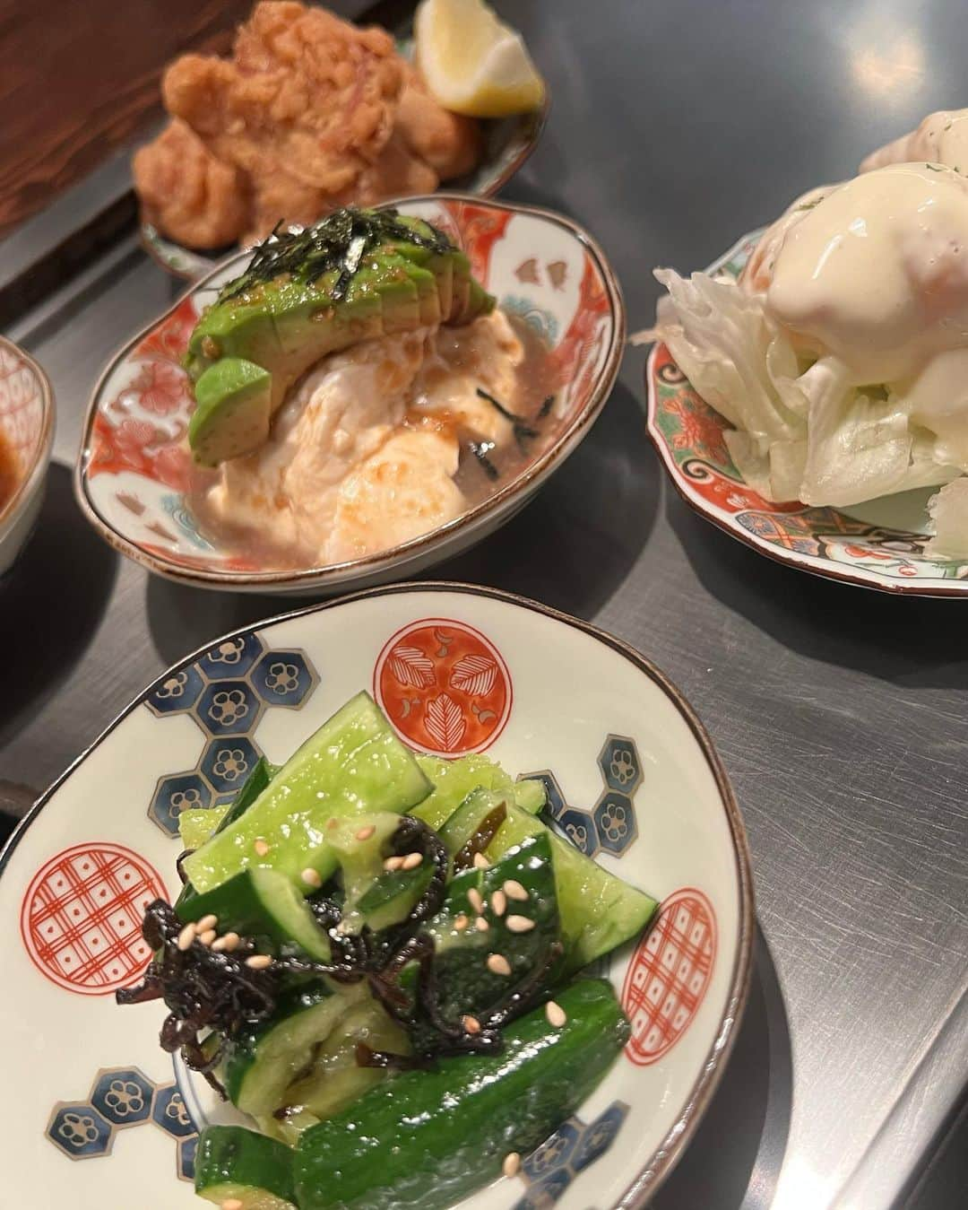 SHIHOさんのインスタグラム写真 - (SHIHOInstagram)「. . dinner🤍 . ふわとろ本舗 恵比寿店！ (( @fuwatorohonpo )) . . . 気になってたお店にまゆとあいかと 行ってきました〜(*´───`*)！ . コースの最初に1人3皿のお料理が出てくるんだけど💞 3人だったから9皿！豪華！シェアしたよ💞 . . . 点心やサイコロステーキまでコースに 入ってるの最高すぎない？？🥟🥟 . ふわとろ焼きは豚もちチーズに🧀 これがフワッフワで美味しすぎたぁ💞 . . 〆には焼きそばとデザートもついて 飲み放題付き4000円(税抜)って 安すぎませんか？🥲🥲🥲🤍 . . コスパ最強で美味しいお店を見つけてしまった💞 . ご馳走様でした(*´───`*)🍴 . . . PR @fuwatorohonpo #ふわとろ本舗 #東京グルメ #恵比寿グルメ #東京お好み焼き #恵比寿お好み焼き #東京ディナー #恵比寿ディナー」10月27日 19時27分 - cham_pipi