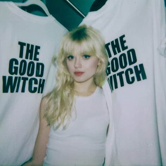 メイジー・ピーターズのインスタグラム：「the good witch deluxe out now :’)))) six new songs. it’s a strange but beautiful thing to add a few last chapters to this story - i guess i’m never just quite finished talking am i! thank u to everyone who made any of these 21 songs with me, u are all so magic and i’m so grateful for the world we created. thank u to anyone who has taken this album in, given it a little piece of their life and their heart, i will never forget this year. let me know which songs are your favourites!!!!! i love u i love u i love u truly the good witch forever 🥲」