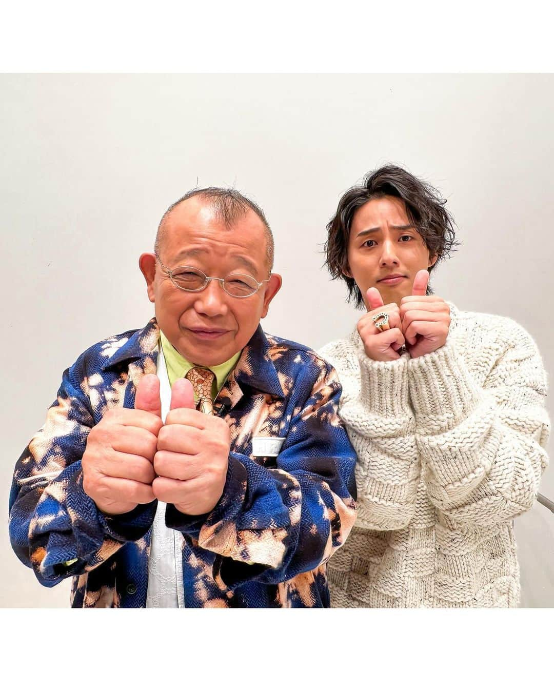 TBS「A-Studio」さんのインスタグラム写真 - (TBS「A-Studio」Instagram)「. ˚*.꒰ うさぎハート…?🐰🫶🏻 ꒱.*˚  ちょっと違うけど…🤔 にこにこ笑顔のお2人が 可愛いのでよしとします!!🙆‍♀️  藤ヶ谷さん... 「耳出すとハートが潰れちゃう…」と 最後まで苦戦してました🤭  ▶︎10/20 放送 藤ヶ谷さん衣装 sweater,shirts pants,shoes : Bottega Veneta  #うさぎハート #ベーガヤ #Aスタプラス #笑福亭鶴瓶 #藤ヶ谷太輔」10月27日 19時21分 - astudio_tbs