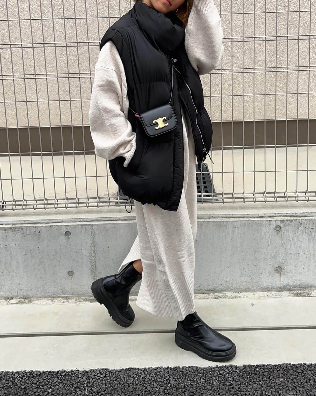 annaのインスタグラム：「.  楽ちんワンピース🤍🤍 ロンTでカジュアルも可愛いし キャミ系のインナーでデコルテ魅せても 大人っぽくて可愛い😍！  @bonjoursagan   #冬コーデ#秋コーデ#カジュアルコーデ#大人カジュアルコーデ#オトナカジュアルコーデ#ゆるコーデ#158cmコーデ#骨格ナチュラルコーデ#きょこ#30代ファッション#30代コーデ#ワンピースコーデ#ニットワンピース#bonjoursagan#bs_style#ボンサガ#ダウンベストコーデ」