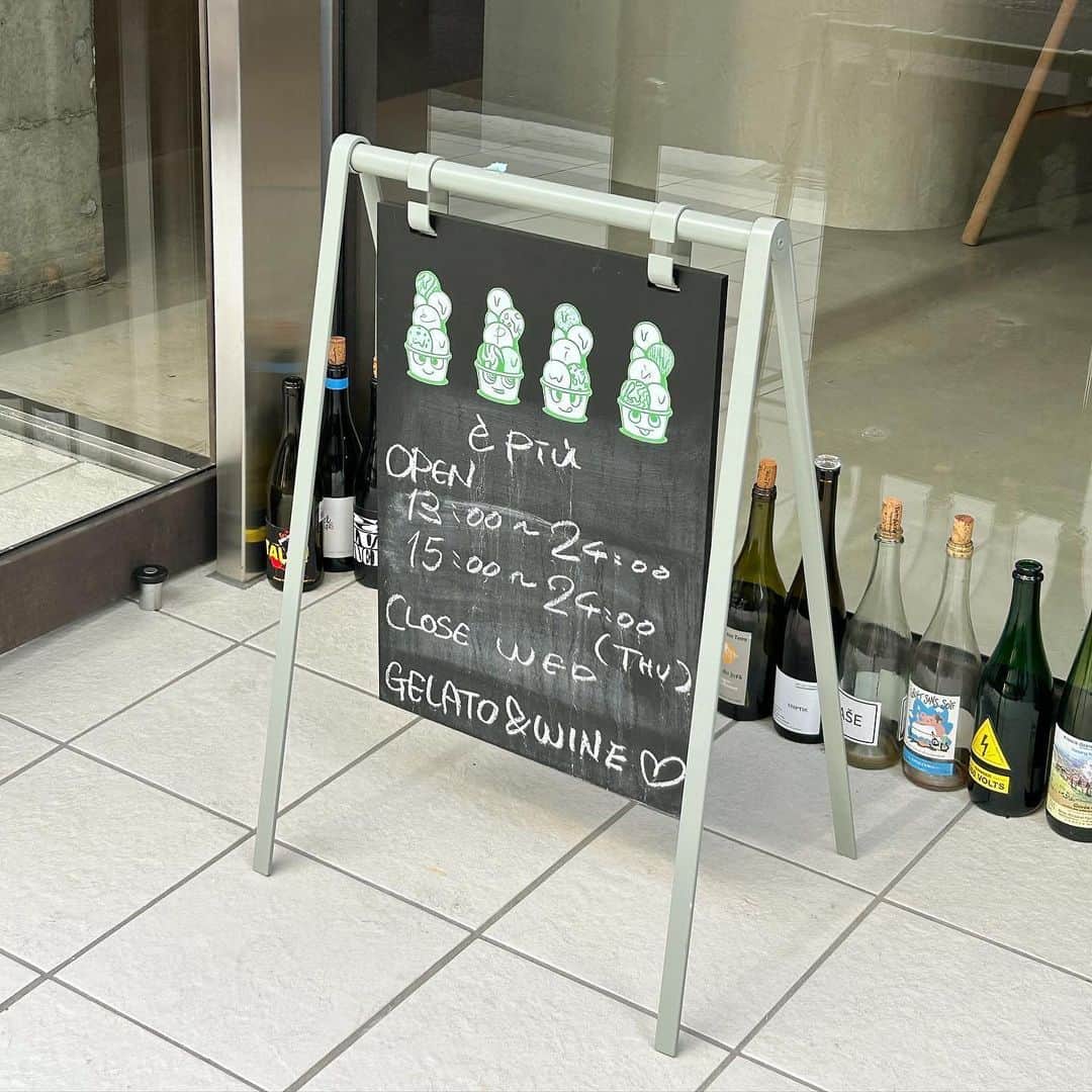 あみさんのインスタグラム写真 - (あみInstagram)「︴𝑒 𝑝𝑖𝑢 , 𝑦𝑜𝑘𝑜ℎ𝑎𝑚𝑎 𝑐𝑎𝑓𝑒  横浜にあるおしゃれなアイス屋さん🍨🫶🏻 店内の雰囲気好きすぎたなあ .. 💭  ワインと一緒にアイスが楽しめるお店らしいんだけど お酒あんまり飲まないふたりでだったのでアイスだけで👀🤎  アイスの味全部初めて見るのばっかりで迷ったけど 塩キャラメルバナナチャイとゴルゴンゾーラヘーゼルナッツ🥜’-  チャイあんな得意じゃないけどキャラメルバナナに惹かれて 選んでみたっ.’.’ チャイは風味程度で塩キャラメルバナナって感じで ほんとに美味しかったああ🤤💗  他の味も気になるからまた行きたいな𓈒𓏸  . . . #epiu #èpiù #横浜カフェ #神奈川カフェ #アイス屋さん」10月27日 19時22分 - ami___nmo