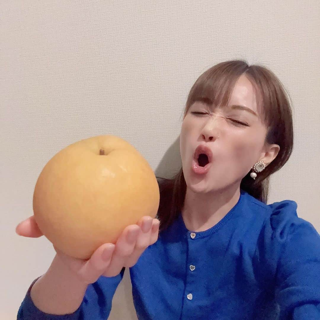 村山千代さんのインスタグラム写真 - (村山千代Instagram)「重ーい‼️ 新潟から巨大梨が届きました☆ 最後から２枚目は音ありです。甘いー！ #シャキシャキ #梨 #新興 #樋口農園 #新潟直送計画 #新潟直送計画で買ったよ #新潟直送計画アンバサダー」10月27日 19時22分 - chiyocolate420