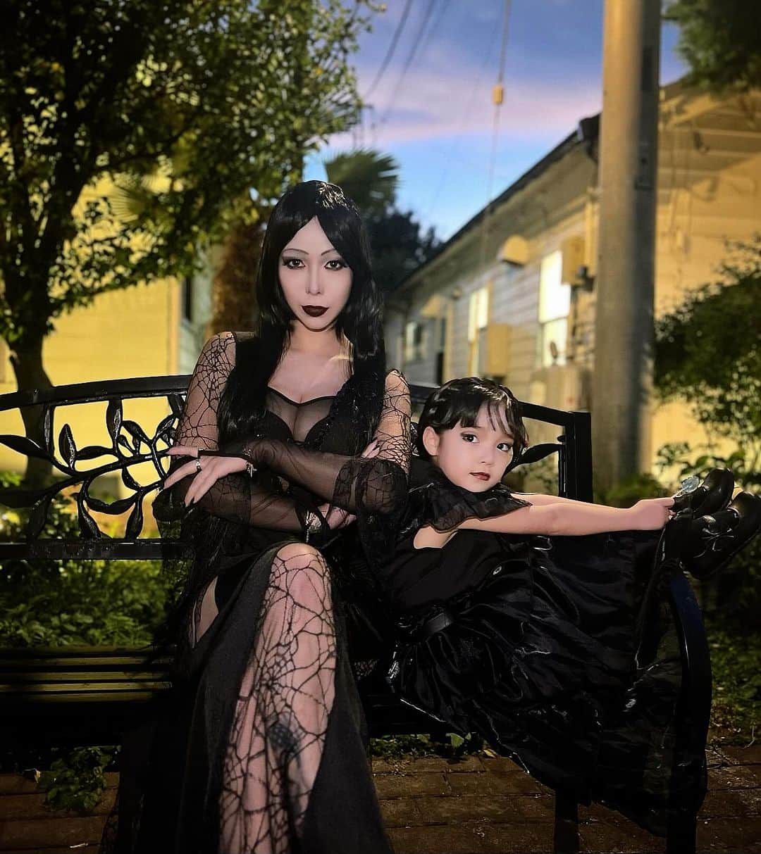 紅蘭のインスタグラム：「Happy Halloween🕷️ 正解は彼女がいまハマり中の アダムス親子でした🕷️ 結構当たってる方いた🕷️ 映画のダンスシーンの 衣装や髪型にしたいとの細かいこだわりリクエストがあったの😅  完璧に彼女は役に入り込んだね！ 衣装とメイクした瞬間からスイッチが、、、 一切笑わないw  まだまだこれから 学校やお友達などと ハロウィンパーティーが沢山なので 彼女はこれから仮装の日々、、、 母頑張らねば💪 イベントごと楽しいしハッピーなんだけど 母は大変よねー🤣 全力で協力しますので 細かすぎるお願いはなるべくやめてーって感じw 今年になっていきなりハロウィンのリクエストが細かいのよ！ だれだれになりたいじゃなく どこどこのシーンをやりたいだから😅  make up @elliy25  いつもありがとうございます♡  #紅蘭」