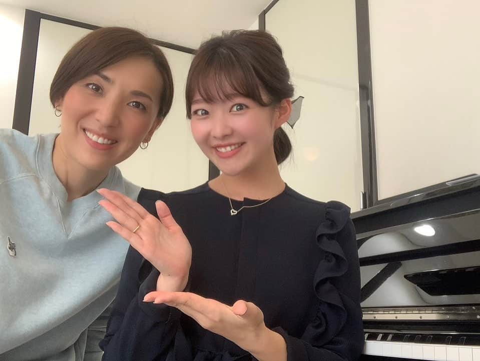 真野淑實のインスタグラム：「大好きな原先生に 歌のレッスンをして頂きました♪ 先生とのツーショットが嬉しい🥰  咳喘息がずっと治らず、念願の久しぶりの レッスンでした🥰  アナウンスでも発声が しっかりできていないな…と感じるとき 先生に歌のレッスンをして頂くと レッスン後は本当にペラペラと 喋ることができるようになります。笑  それは身体を楽器と例えたとき、 口先で音を出すのではなく、身体全身で 音を出すこと、表現することが歌はもちろん アナウンスにも通ずるからなのかなと思います。  そしてやっぱり原先生のレッスンが 大好きで、丁寧で 先生の選曲がいつも「これ好き！」と なるので、よく見てくださっているなと有難い限りです🌿  原先生は、宝塚歌劇団の元男役さんでいらっしゃり 現在も、宝塚音楽学校の受験生のためのスクールや 子ども達への、バレエ、ジャズダンス、声楽の お教室をされていらっしゃいます🩰  先生のレッスンは私にとってパワースポット！ これからも末永く宜しくお願い致します🙇‍♂️  #原みつ子音楽教室  #原みつ子先生  #声楽 #宝塚 #宝塚受験 #バレエ #ジャズダンス #品川プリンスホテル」