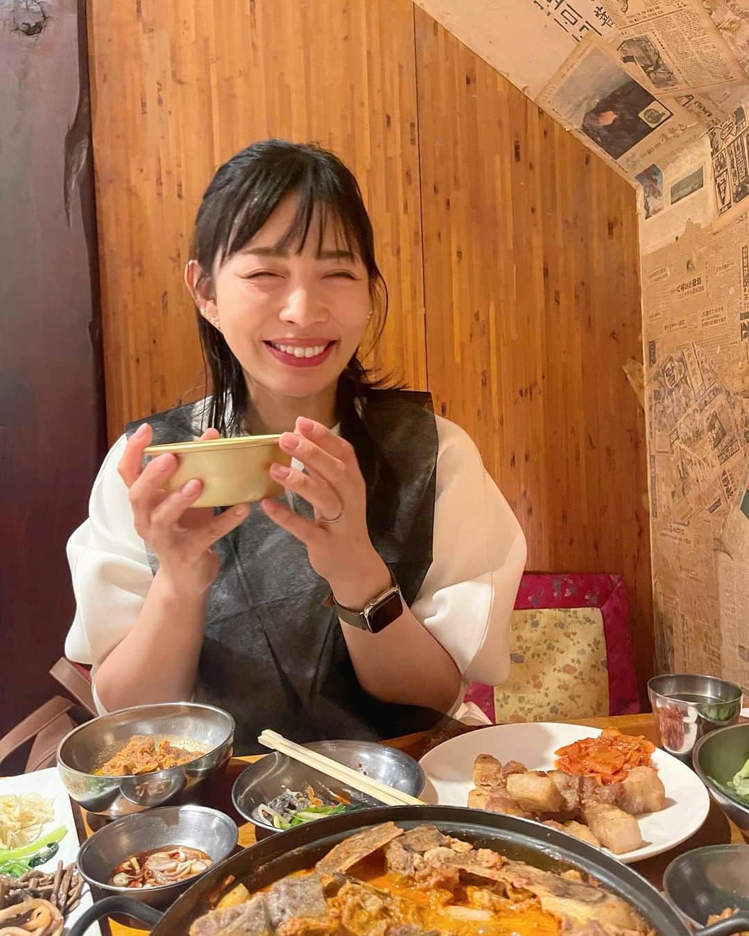 上野仁美さんのインスタグラム写真 - (上野仁美Instagram)「. ⁡ 久しぶり過ぎる訪問。 先日韓国料理を食べに、何年ぶりだろう。６年ぶりくらいにソナムへ🇰🇷 ⁡ 思い返せば最後に行った日...それはそれはよく食べて、よく飲んで😆 とてつもなく楽しかった夜。でも後々逆算したら、お腹の中に娘が🧘‍♀️無事に何事もなく元気に生まれてくれて本当に良かった。 ⁡ そんな懐かし、恥ずかしなお店に 娘も連れて早めの夕食。な感慨深い夜でした🍲 ⁡ 相変わらずカムジャタン美味しかった❤️ 娘に食べたいもの聞いたらコレ。って指さされたものがまさかの豚足でした🐖 ⁡ ⁡ ⁡ #韓国料理 #ソナム恵比寿 #ソナム #カムジャタン #思い出のお店 #5歳女の子ママ」10月27日 19時23分 - hitomi0502_u
