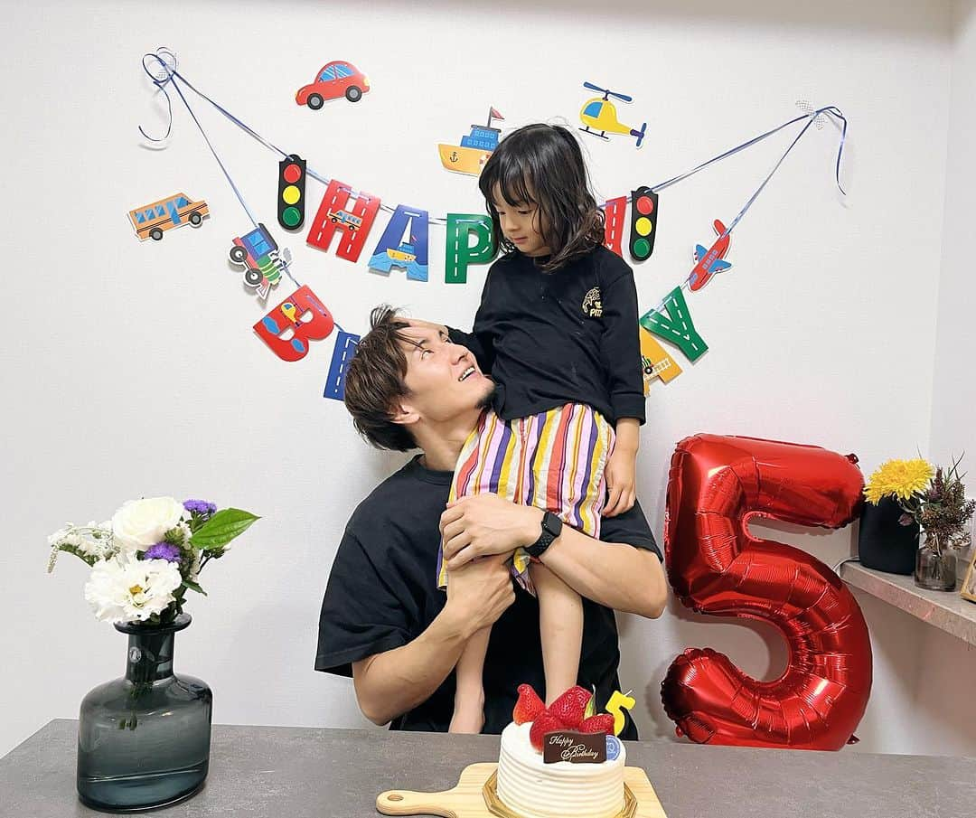 岡田優介さんのインスタグラム写真 - (岡田優介Instagram)「朔玖、5歳になりました。  1年前から何が成長したかなぁ。言葉は1年間で何も増えませんでした。毎日、毎日、結構たくさん話しかけてるんだけどな。  聞く力は少しだけ上がったと思います。あれ取ってきてとか、電気付けてとか、お風呂入ろうとか。日常生活で起こることのほとんどは理解していて、アクションを起こしてくれます。(理解しているくせに意図的に拒否することも多々あり。)  来月で2歳になる娘に色んなとこで先を越されています。単語の数もスプーンの使い方も食べられるご飯の種類も。やりたいことや遊びのレベルは同じなので、ほぼ双子の育児状態ですね。  朔玖は妹が出来てからはよく喧嘩もしていますが、そのおかげで対人関係は少しは(本当に少しは)上手になっている気がします。  娘がとても頑固でして、おもちゃの取り合いやくるみへのご飯やりの争いなど日常茶飯事で、やると言ったら絶対にやるので、朔玖が譲らざるを得ない時があります。  ムカついて本気で泣きますがなんだかんだで譲る時もあります。そういう時は「お兄ちゃん、えらいね」と、とても褒めてあげます。  少しずつ、本当に少しずつ成長しています。  #5yearsold #自閉症 #自閉症あるある」10月27日 19時24分 - ysk_okada