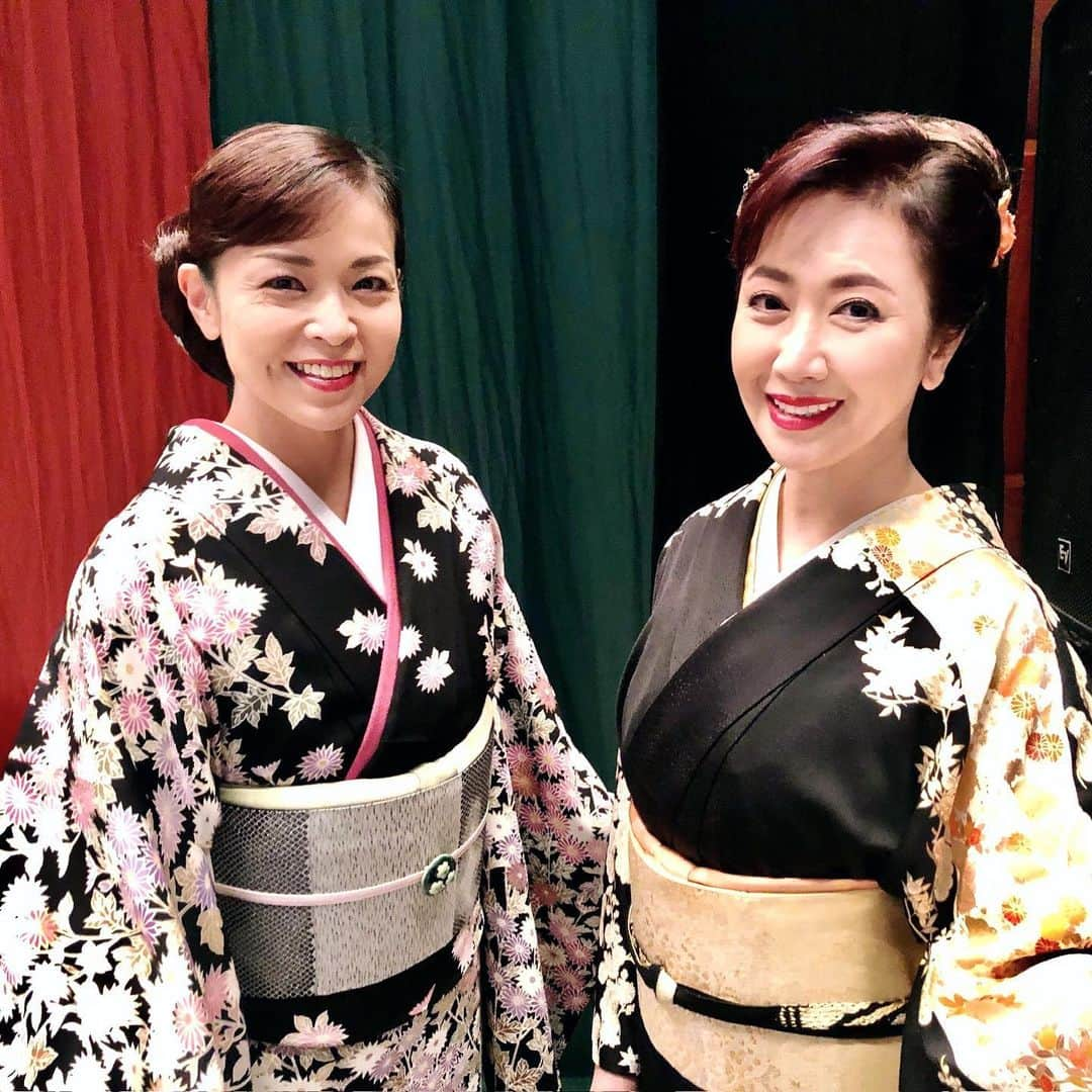 伍代夏子のインスタグラム：「日本歌手協会創立60周年記念「第50回日本歌手協会歌謡祭」に出演してまいりました🎤 今回も進行のお手伝い。 最終日の夜の部とあって、お客様のボルテージも最高潮❤️‍🔥 とても盛り上がりましたヨ👍 応援に来て下さった「夏子組」の皆サマ、ありがとうございました😊 #第50回日本歌手協会歌謡祭  #石原詢子 さん #演歌  #歌謡曲  #kimono  #着物👘  #japanesestyle」