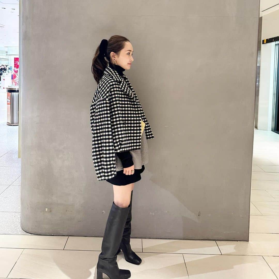 のインスタグラム：「本日21:00- 伊勢丹先行アイテムのオンライン販売があります🪿✨  ・Shaggy coat ・Double button wool jacket  ・Knit cardigan  ・Basic turtleneck knit  ・Original embroidery tweed pants  ・Original embroidery tweed skirt   Blueleaで根強い人気のチェックアイテムや 刺繍シリーズ🪡など、、 POPUPでも人気だった とっておきの可愛いアイテムたち🤍 今すぐ着れる即納商品もありますので是非ご覧ください🥰  @_bluelea_  #bluelea  #bluelea23aw」