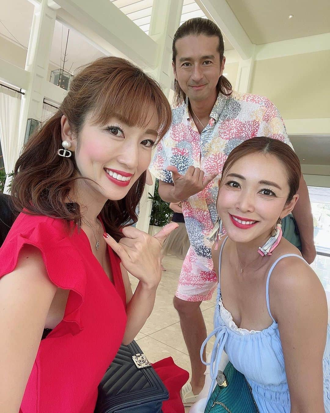 庄司ゆうこさんのインスタグラム写真 - (庄司ゆうこInstagram)「今回のハワイ旅行のメインイベントは友人の結婚式💒✨ 子連れで迷惑じゃないかなぁと不安でしたが子供たちもたくさんいて優しいお姉さんが娘と遊んでくれたりして助かりました🥺 挙式からパーティーまで1時間半くらいあったので部屋戻ろうとしたらももちゃんが海行きたいと言い出し、着替え持ってきてないし無理！って説得しようとしたらギャン泣きされて砂浜へ、、笑 もちろんびしょ濡れになり、ABCストアで着替え買った🤣 色々ハプニングありながらでしたが、ももちゃん、ちゃんと主役の2人におめでとうございますと言えて成長したなぁと嬉しくなりました🤗（9枚目の動画見てね🌟） 挙式前は @shinji1013 しんじさんにヘアセットしてもらい、ももちゃんも巻き髪にしてもらいました❣️ ハワイで結婚式に参列するときにヘアセットしてもらいたい方は是非✨✨ #ハワイ挙式#結婚式#おめでとうございます#末永くお幸せに」10月27日 19時25分 - yuko.shoji