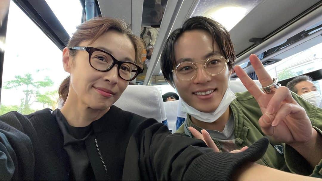 永田崇人のインスタグラム：「#ケムリ研究室『#眠くなっちゃった 』兵庫公演2日目終了しました。ご来場くださいました皆様ありがとうございました😊  北九州の帰りのバスで美紀先輩と撮ってもらいました。ドラマで2回ほど共演させていただいてます。そんなに共演回数が多い俳優さんも他にいらっしゃらないかもなぁ。大好きです🥳」