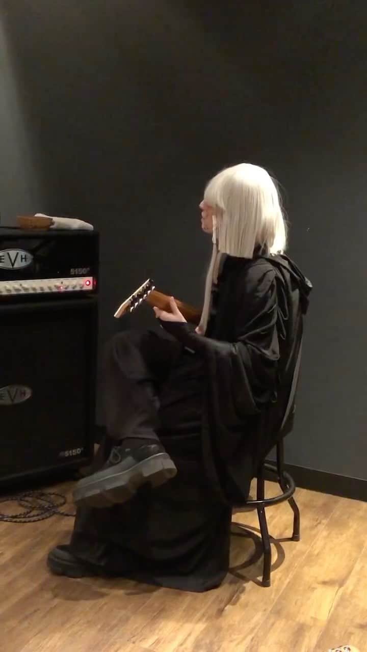 命のインスタグラム：「Jacksonのギター試奏 ↓インタビュー↓ https://www.jacksonguitars.jp/blog/2023/10/mikoto-special-interview-vol1/1386/」
