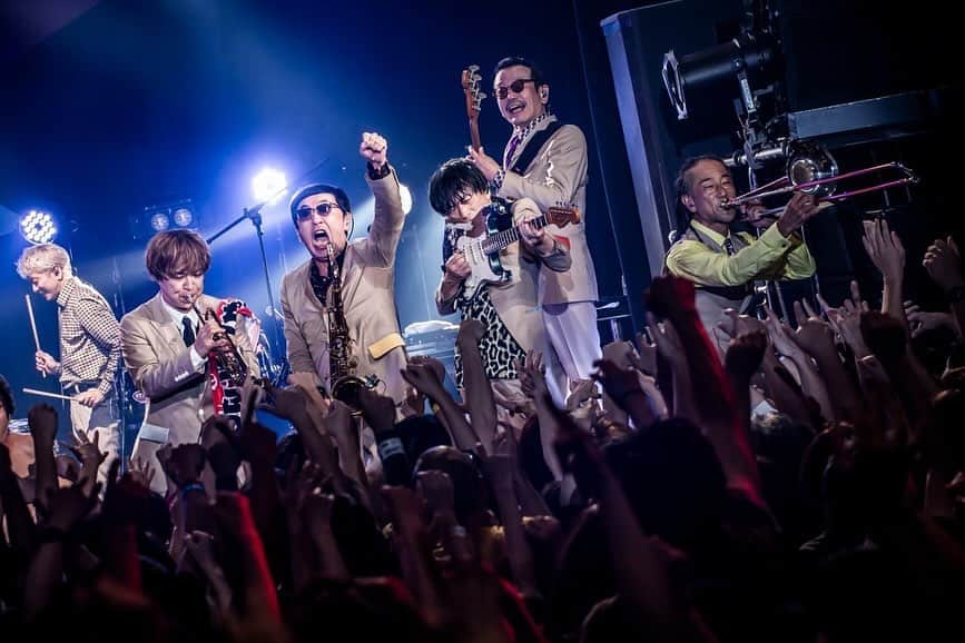 東京スカパラダイスオーケストラのインスタグラム：「🚩SKAramble Japan🚩  2023.10.26 @愛知•DIAMOND HALL  全力で楽しむ皆さんの笑顔が 見れて最高な夜になりました❤️‍🔥 愛知の熱気最強でした!! ラスト大阪も楽しみにしてます🔥  📷photo by @hayachinphoto  #スカパラ #HEYSMITH #KillLincoln  #CATBITE」