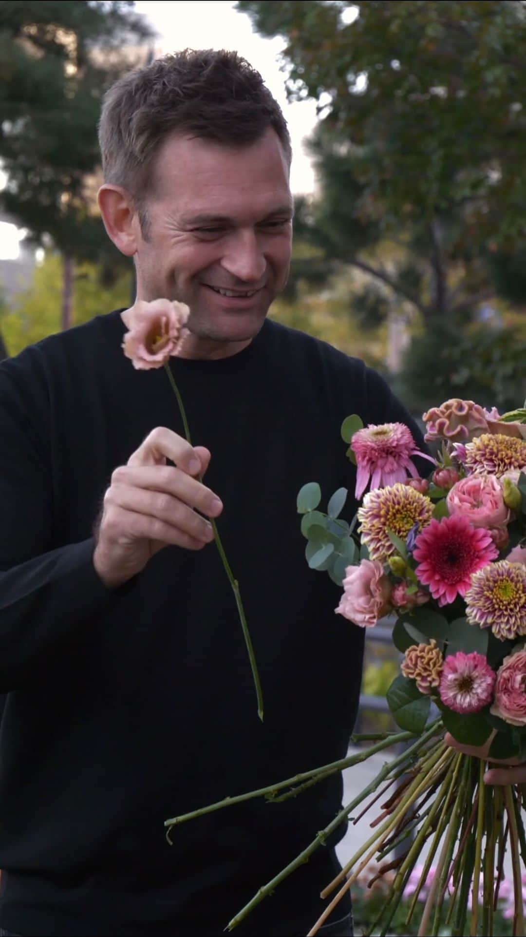 ニコライ・バーグマン・フラワーズ＆デザインのインスタグラム：「#FridayFlowers at @kumamoto_green_vision 💐   My team and I have just finished the setup of a large flower installation as part of the Kumamoto Green Vision running from tomorrow, October 28 until November 26.  I also took the chance to make a bouquet in the middle of this beautiful city and setting surrounded by flowers.  . . . . #flowerdesign #フラワーデザイン #니콜라이버그만 #꽃다발 #букетцветов #ramosdeflores #blumenstrauß」