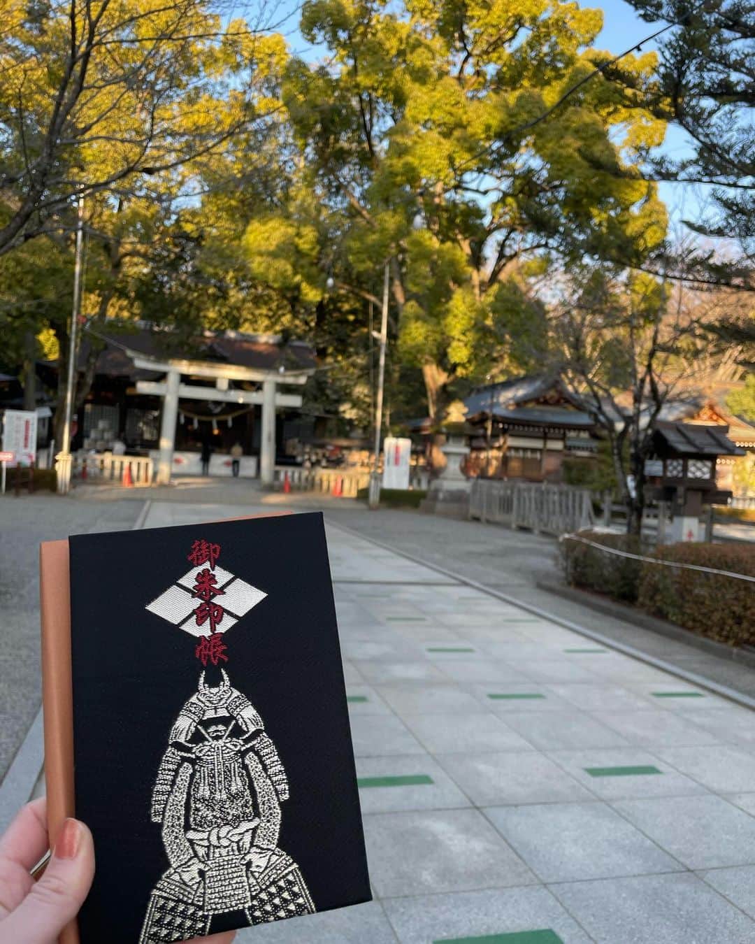 新井恵理那さんのインスタグラム写真 - (新井恵理那Instagram)「過去映像ですこし出演アリです☆ あす10/28あさ7:30〜『所さんお届けモノです！』(TBS/MBS))  桔梗屋と番組のコラボ商品ができたそうです! これからの定番お土産になったりするのかなーっっ!どんな商品なのか楽しみですね(#^.^#)  画像は、お土産に信玄餅を買って帰った…そう、山梨へ行ったときのもの(o^^o) L&Co.さんを見学させてもらって、 打ち合わせして、武田神社を参拝して、ほうとうにビールにと充実した日でした♪(YouTubeアップしてましたね) 二冊目の御朱印帳は、渋かっこいいこちらのものをいただき使ってます♪  #所さんお届けモノです#所ジョージ #田中卓志 #前田亜美 #新井恵理那 #centforce」10月27日 19時37分 - elina_arai