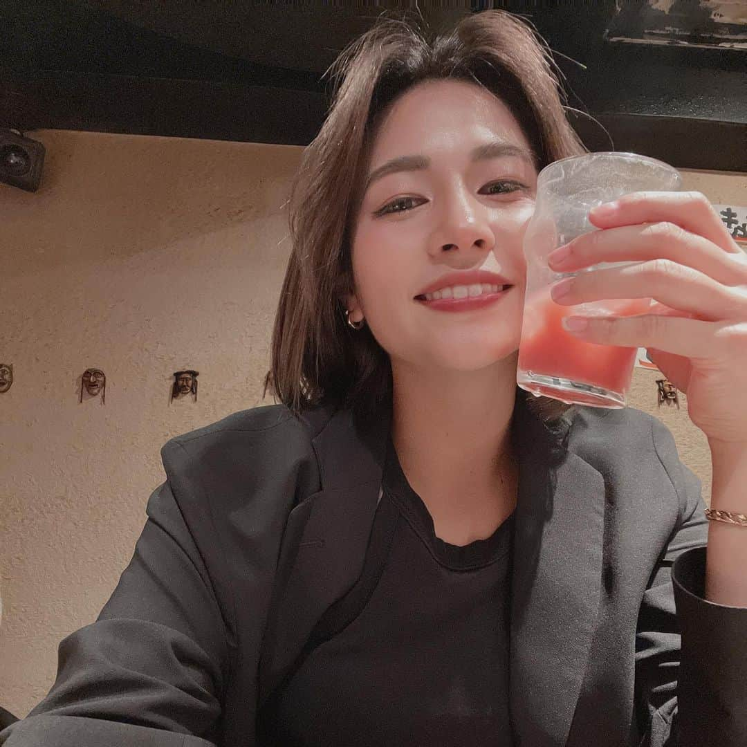 瀬川真帆さんのインスタグラム写真 - (瀬川真帆Instagram)「. TGIF! Have a great weekend all🌹  I drank some Makgeolli for the first time in my life🇰🇷  #korea #koreanstyle #makgeolli #ootd  #love #allblack #happy #friday #style  #먹방 #존맛 #오오티디」10月27日 19時29分 - magitoooo.desu