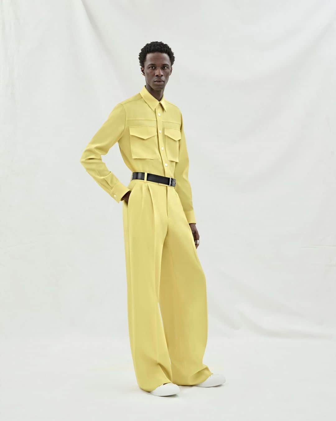 アレキサンダー・マックイーンのインスタグラム：「Classic house tailoring re-imagined with utility and jewelled dragonfly details in yellow for the new #McQueenMenPreSS24 collection.⁣ ⁣ Discover new menswear via the link in bio.⁣ ⁣ Photographed by @Jet.Swan」