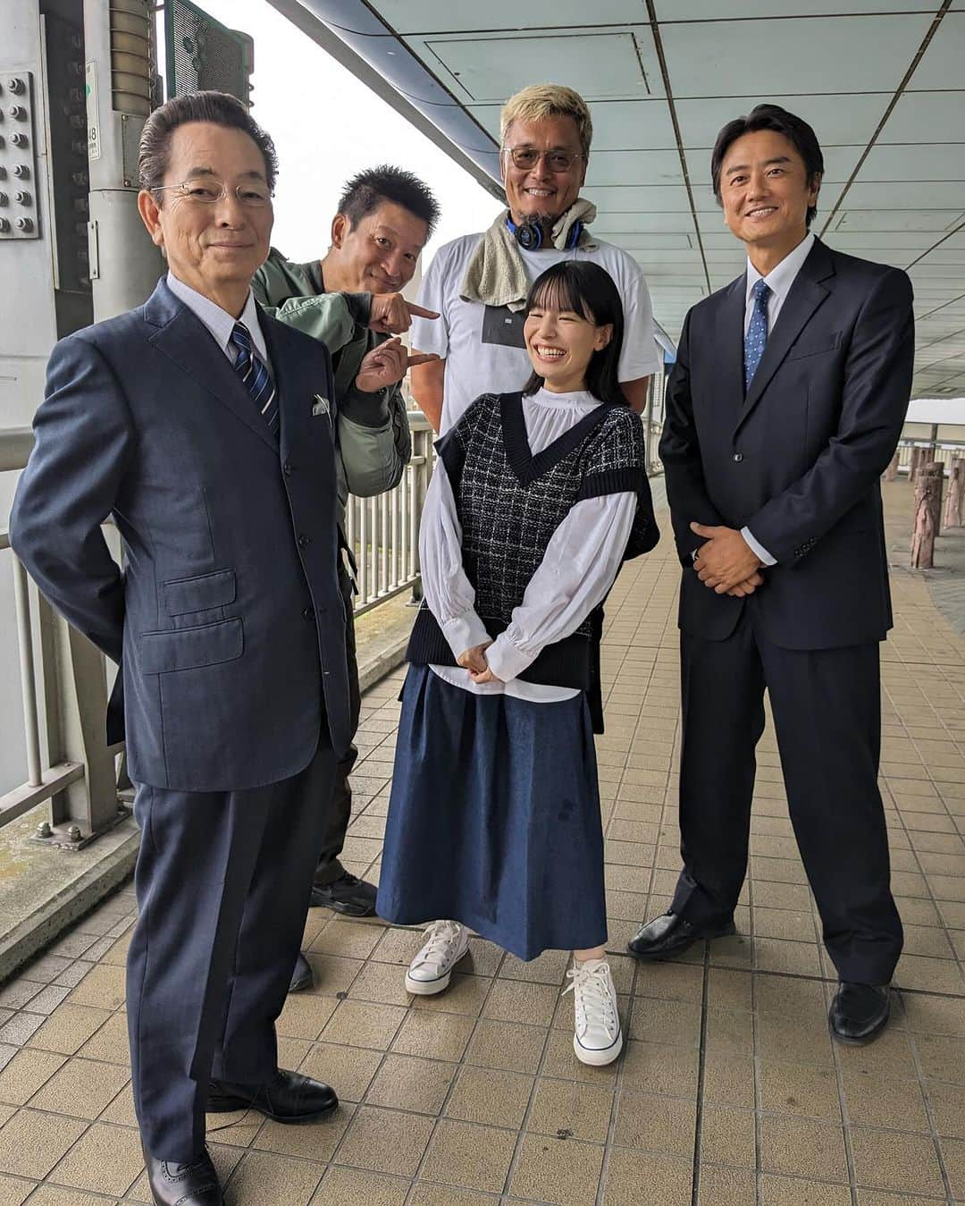 生越千晴さんのインスタグラム写真 - (生越千晴Instagram)「おしらせ📢  #相棒 season22 第3話「スズメバチ」 🐝 出演いたします。  11月1日 よる21:00〜21:45放送📺  原田龍二さんと共にゲストで出演させていただきました。  写真は 権野監督と #原田龍二 さんと 相棒のお二人、 #水谷豊 さんと #寺脇康文 さん。 待ち時間ずーっと笑わせてもらって幸せ時間でした。  本当に皆さん素敵な方々であたたかかったです。 権野さんほんとーーにありがとうございました。 終わってから定期的に原田さんのYouTubeを見ています。こわい…  たのしかった！！  1日お楽しみにです👥✧︎  #aibou」10月27日 19時30分 - chiharu_ogoshi