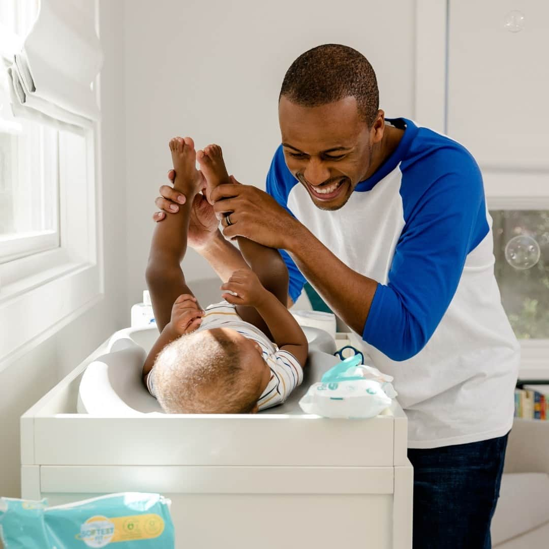 P&G（Procter & Gamble）のインスタグラム：「Achieving equality in our workplace is supported by having more equality at home.    🧸 Our #ShareTheCare policy established a global minimum standard for paid parental leave so that all P&G parents can equally share the delight of bringing a new child home.    🧼 Our brands #Dawn and #Swiffer aim to #CloseTheChoreGap by rolling out a special “Home Eq[uity]” curriculum in classrooms across America to give teachers, parents and youth lessons and tools to understand what it takes to manage a household and divide tasks fairly.    ❤️ Lead with Care gives our employees in India specialized support to care for children with disabilities and special needs.   Tap the link in bio to learn more about the steps we are taking for our employees to support caregivers and cultivate a culture of wellbeing among employees.」