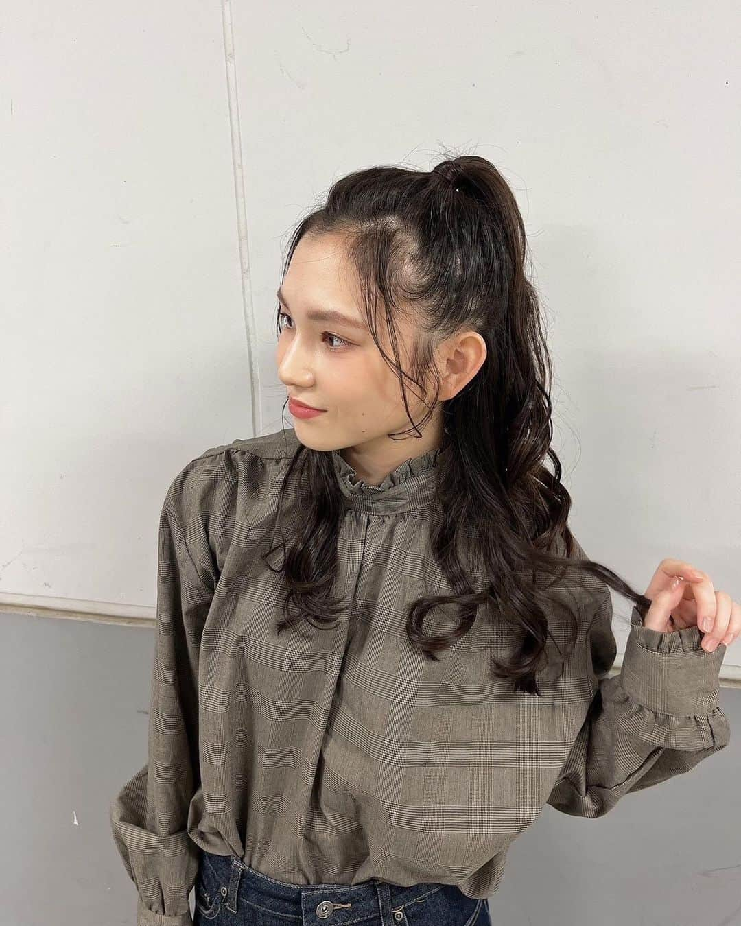 山崎カノンのインスタグラム：「ゆるふわハーフアップしてもらった🤭」