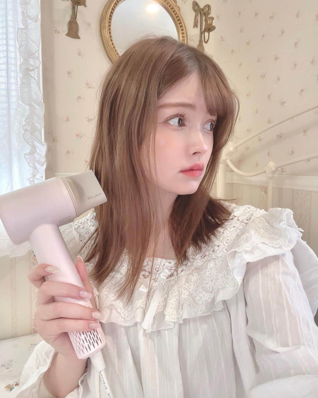 織田エリカさんのインスタグラム写真 - (織田エリカInstagram)「𝕙𝕒𝕚𝕣 𝕕𝕣𝕪𝕖𝕣🐰🤍  𓂃  最近髪の毛が伸びて、乾かすのに時間が かかる様になったので @anlan_official_japan  のドライヤーに変えてみた🫶🏻  大風量なので乾かす時間が短くなって楽だし、 マイナスイオンたっぷりで髪の毛もサラサラ✨  デザインもシンプルで、 ベビーピンクの色味もかわいい💕  𓂃  ⇩商品URL⇩ https://item.rakuten.co.jp/baselab/05-acfj31-04j/  ⇩未公開プロモーションコード⇩ ANLANCFJ10 (予告なく終了する場合がございます)  𓂃  #PR #ANLAN #hair #hairstyle #antique #antiques #myroom #room #vintage #vintagegirl #frenchgirl #ANLANダブルケアドライヤー #アンラン #ダブルケアドライヤー #ヘアドライヤー #速乾ドライヤー #楽天市場 #楽天スーパーセール #スタイリング #ドライヤー #アイロン #ヘアアイロン #ヘア #ヘアセット #ヘアスタイル #フレンチガーリー #ヴィンテージ #ヴィンテージガーリー #ヴィンテージライク #アンティーク」10月27日 19時31分 - _erika0819