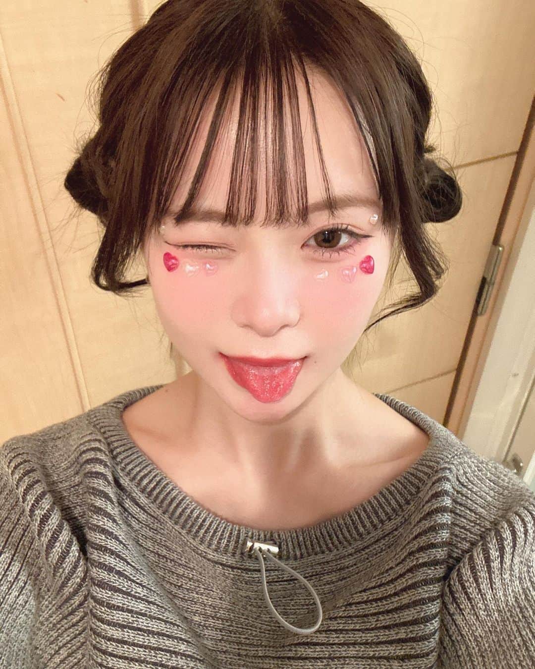 桜さんのインスタグラム写真 - (桜Instagram)「ハートのシールで顔デコるのスキ」10月27日 19時32分 - sakura_0808_
