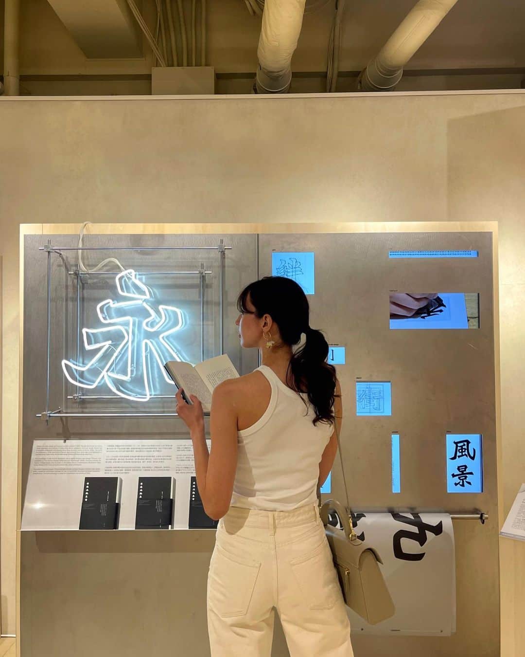 ALEXAさんのインスタグラム写真 - (ALEXAInstagram)「東洋と西洋の文化が融合した国際都市『香港』💛✨そんな香港から創出された「香港のデザインシーン」をご紹介する イベントとして、アート、カルチャー、ファッションデザインの分野において、個性豊かなクリエイターやアーティストの17名 が作品を展示します。香港の文化的遺産の魅力や本質を生き生きと映しだした同イベントは、「Design Through Heritage ~デザインの源流を探る~」をテーマに、「香港の街並み」「産業の再形成」「伝統と未来の 工芸」の3つのストーリーで構成されています。それぞれのチャプターに一環する「香港ヘリテージHeritage(文化的 遺産)」は、過去と現在、未来を繋ぐものであり、創造と革新のインスピレーション源になると捉えています。香港の栄 えあるクリエイティブな才能、そしてデザインから見る香港の今を、お楽しみください。 2023年10月20日(金)~29日(日)に東京・表参道の Rand OMOTESANDO で開催します。  The Tokyo edition of the "Designinspire in Motion" campaign celebrates Hong Kong's cultural legacy and its influence on design practices with the works of 17 design units 💛✨  The ten-day exhibition showcases designs inspired by the everyday urban experiences of Hong Kong, and presents outstanding design projects that shape the cultural characters of the city ✨  Through the creative processes of the designers, the conventional concept of heritage and its relationship with design practices is opened up for interpretations and definitions.  #香港デザイン #香港貿易発展局 #hktc #アート #展示会イベント」10月27日 19時33分 - alexa_luczak