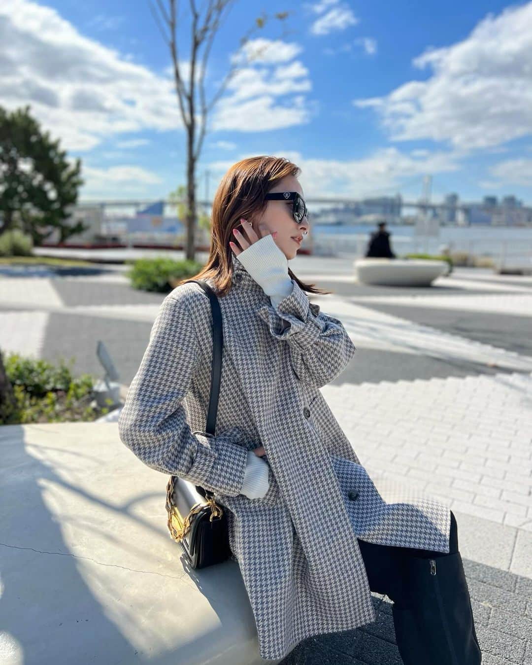 吉田理紗さんのインスタグラム写真 - (吉田理紗Instagram)「秋晴れが心地良い日に お気に入りのコートを着て🤎  絶妙な色合いの千鳥格子柄は 大人でも挑戦しやすい華やかさ。  低身長さん向けブランド @sirin_jp のものなので 肩周りや袖が余ったりしないから 着られてる感が出ない🥰  Sirinのコートコンテンツにも出ているので 良かったらストーリーからみてみてね♡   #sirin_style #sirin #低身長コーデ #153cmコーデ #シリン #コート #アウターコーデ」10月27日 19時33分 - yoshirisaa