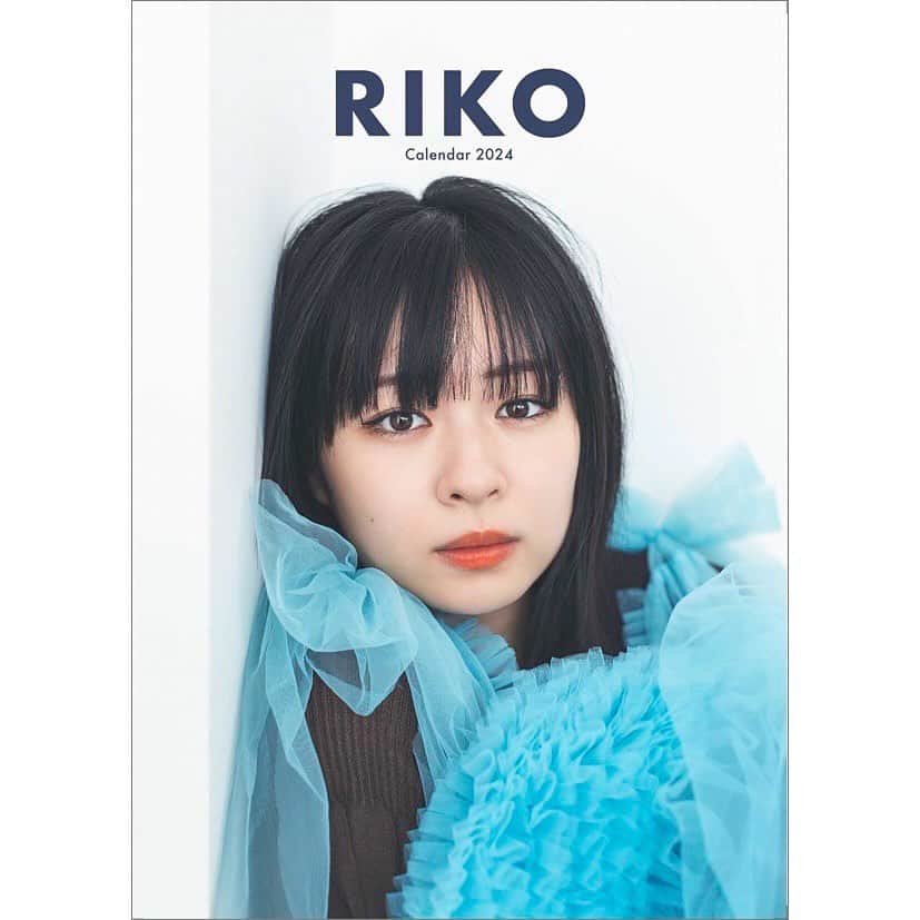 莉子さんのインスタグラム写真 - (莉子Instagram)「皆様お待たせしました、、！  莉子 2024 卓上カレンダー表紙・流通別特典の画像解禁されました🗓️！  今日、画像解禁が無事にできているのも、私のわがままを快く受け入れてくださったハゴロモさんをはじめとした、素敵なクリエイターの皆様のお陰です😌  特典も色々ありますよ🐈‍⬛ 特典によって購入のURLが異なるので、ストーリーに貼っておきますね、皆様是非、！  📷　@photsuji  👗　@ito_nobuko  💄　@ken_nagasaka   本当に有難うございます☺︎」10月27日 19時34分 - riko_riko1204