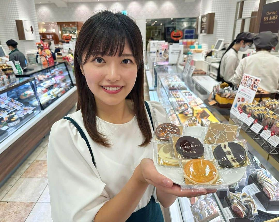 内田有香のインスタグラム：「日本発のチョコのお店「ベルアメール」が東北初出店！  丸型の可愛いパレショコラ♡🍫  素材や歯応え厚さにもこだわりを持っていて、トッピングも色々な種類があるんです🌈  デザインそしてお味もプレゼントにぴったり🎁😄 自分へのご褒美にもいいですねー🤤✨  #チョコレート　#仙台　#三越　#中継」