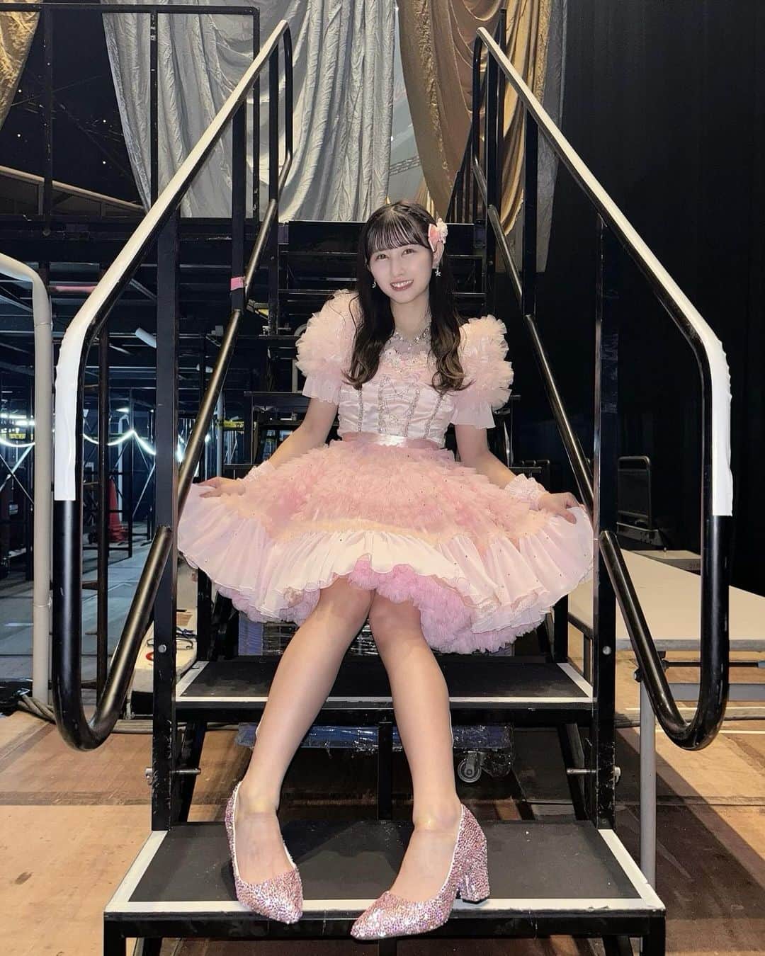 山本杏奈のインスタグラム：「🎀🩷🎀🩷  この衣装優勝すぎません？？？ 『 The アイドル 』!!!!!!!!!!  フィッティングしたときから トキメキとまらなかった💘✨  みんなトップスの形が違って、 スカートには " ＝LOVE Anniversary "の文字 靴とスカートにはキラキラのラインストーン✧︎*。  私たちは歩くミラーボールだ〜 とみんなにこにこでした☺️」