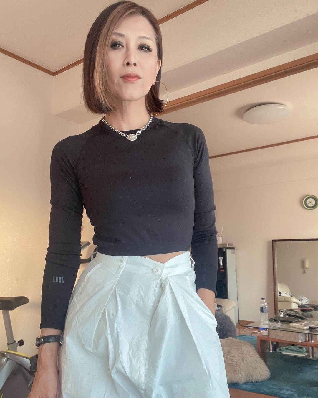 Naoko（なおこ）のインスタグラム：「😊 😊 😌 白い ナイロンの パラシュートパンツが 欲しかったのです。 シャカシャカ😗  カジュアル度が 高いアイテムは なるべく 女らしいものを 合わせたいです。 ほんとは ポインテッドトゥの ミュールとか合わせたいけど わたし 女らしい靴 ほとんど 持ってないのです🥲  ガサツなおこは 気をつけないと おばさん超えて おっちゃんに なっちゃうからね😆  週末の夜です。 1週間おつかれさまでした😌  #パラシュートパンツ  #筋トレ女子 #フィットネス女子#フィットネス#Fitness#筋トレ女子と繋がりたい #筋トレ好き#筋トレ好きと繋がりたい#減量 #くびれ#美ボディ #アラフィフ#アラフィフコーデ#ボディメイク #50代#健康 #熊本 #kumamoto」