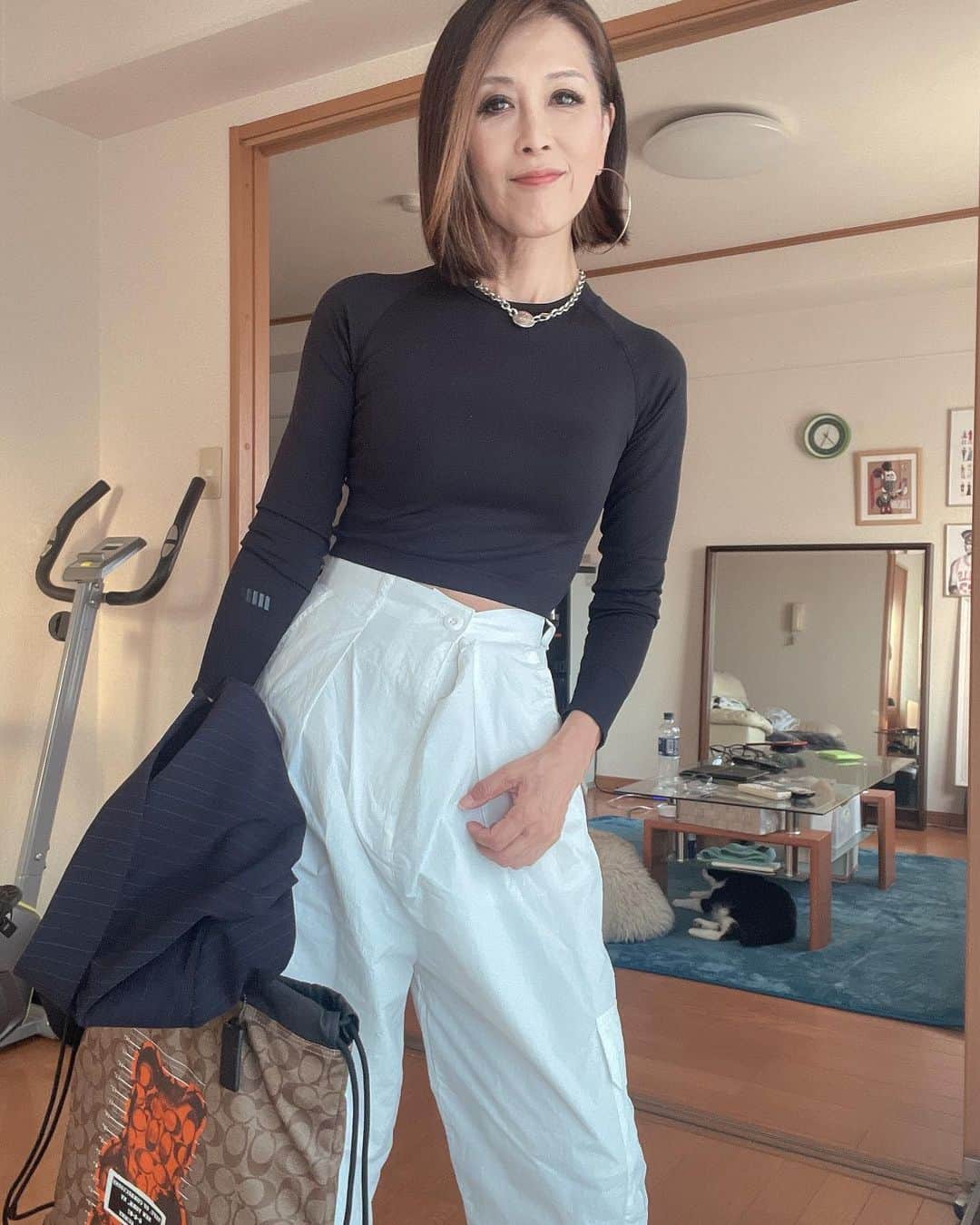 Naoko（なおこ）さんのインスタグラム写真 - (Naoko（なおこ）Instagram)「😊 😊 😌 白い ナイロンの パラシュートパンツが 欲しかったのです。 シャカシャカ😗  カジュアル度が 高いアイテムは なるべく 女らしいものを 合わせたいです。 ほんとは ポインテッドトゥの ミュールとか合わせたいけど わたし 女らしい靴 ほとんど 持ってないのです🥲  ガサツなおこは 気をつけないと おばさん超えて おっちゃんに なっちゃうからね😆  週末の夜です。 1週間おつかれさまでした😌  #パラシュートパンツ  #筋トレ女子 #フィットネス女子#フィットネス#Fitness#筋トレ女子と繋がりたい #筋トレ好き#筋トレ好きと繋がりたい#減量 #くびれ#美ボディ #アラフィフ#アラフィフコーデ#ボディメイク #50代#健康 #熊本 #kumamoto」10月27日 19時35分 - smile_naohibi