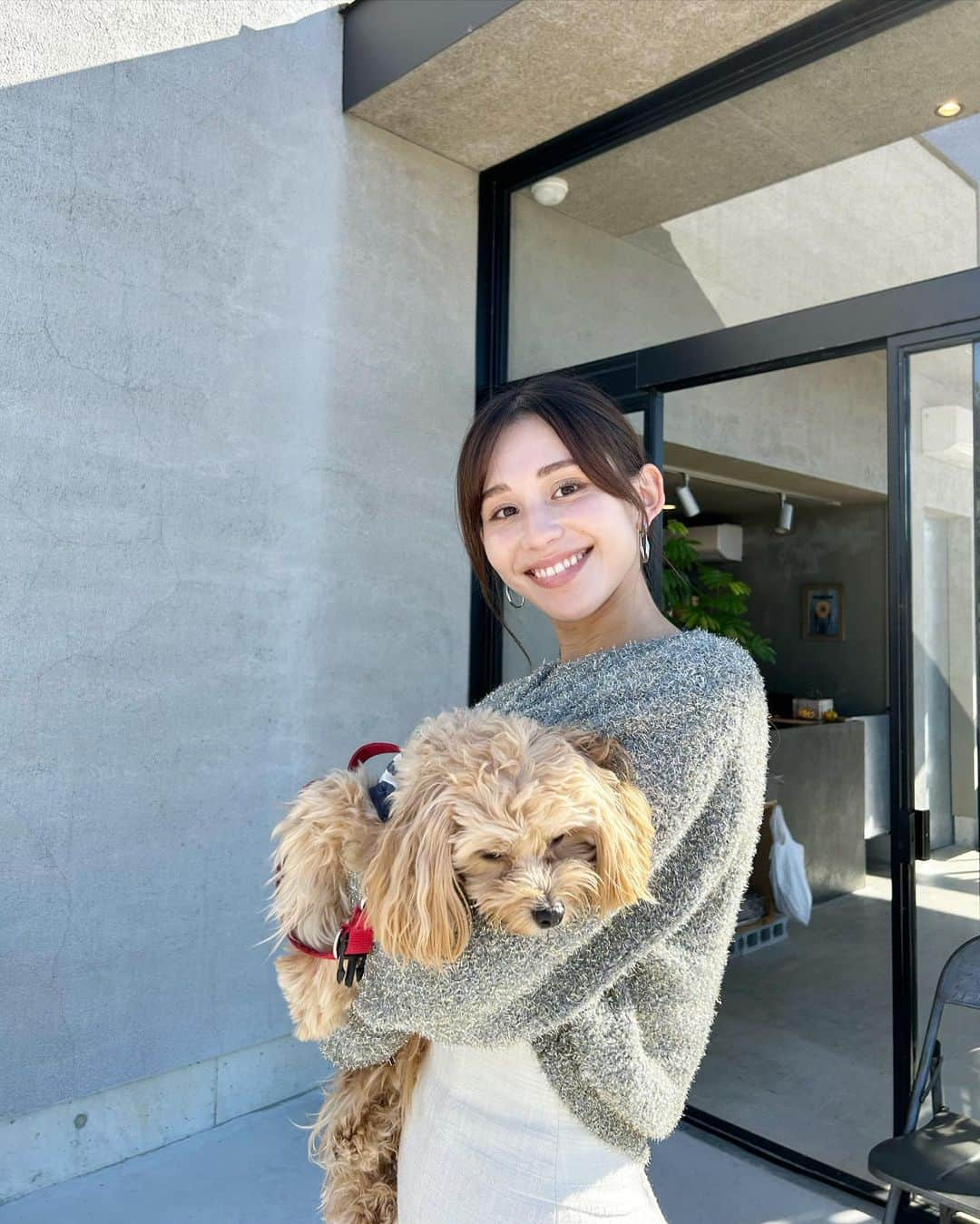 高島ゆみさんのインスタグラム写真 - (高島ゆみInstagram)「. ケリたんと🐶💛 @kerry__0625   抱っこしたらいつも 4枚目の写真みたいに、 アゴと肩に挟まってくるん可愛い🥹🩷  淡路島はペットにやさしい街だね♡ カフェとかお店とか わんちゃん良いですよ〜って 言ってくれる所が多い🤭🌿  #淡路島#淡路島カフェ#淡路島グルメ」10月27日 19時45分 - yumi_tksm