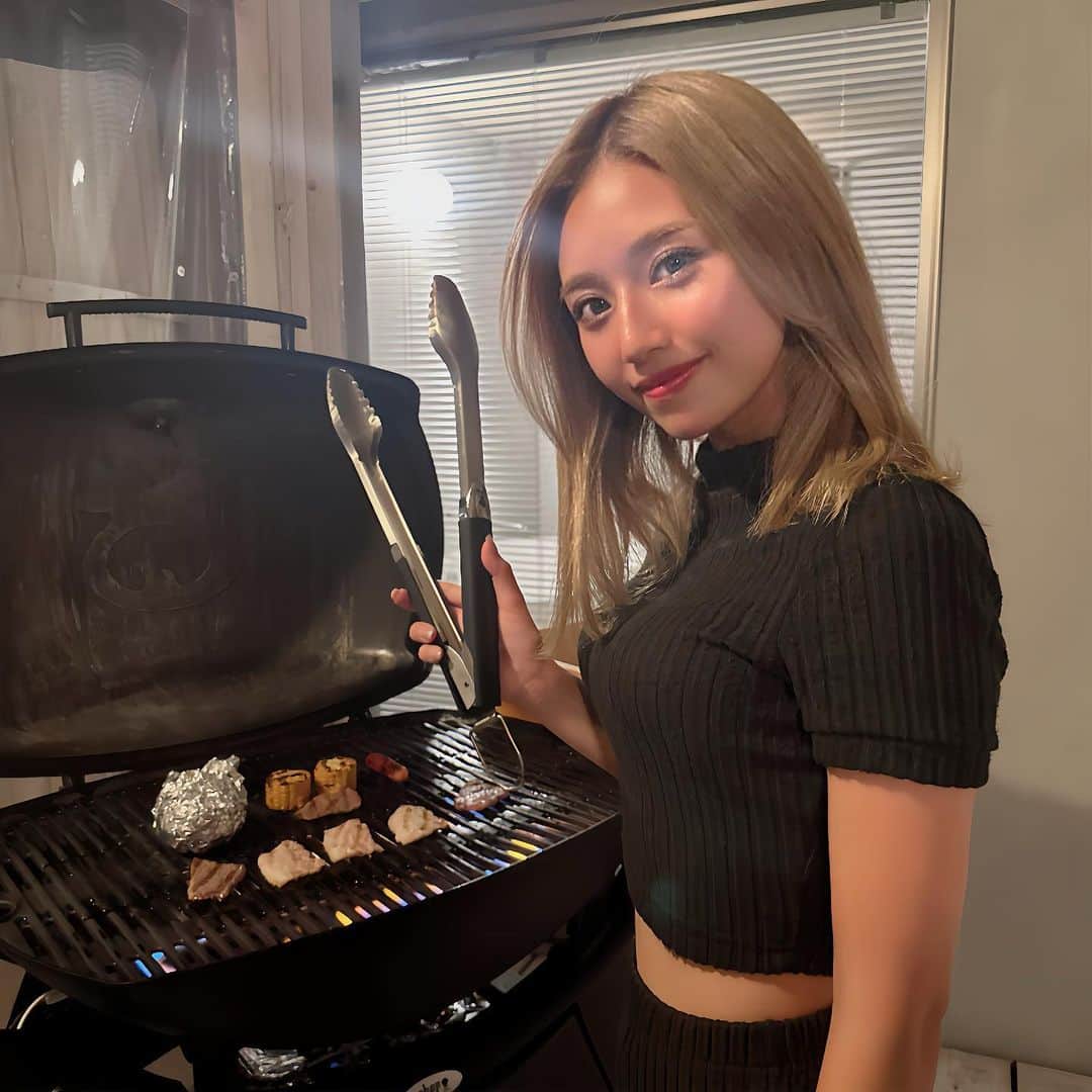 のインスタグラム：「・ 過去pic📷💖 BBQで自分焼いたの初めてかもしれない😆 いつも誰かに頼っちゃう🤲✨✨ ・ シメの焼きそば美味しく作れるようになりたいな😋 ・ ・ ・ #bbq #アウトドア #過去pic #焼肉 #バーベキュー」