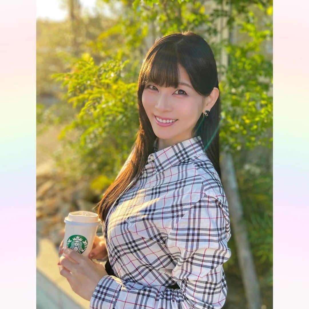 のインスタグラム：「夕日が眩しい🌇✨  シャツ一枚で過ごせる気温が丁度良くて好き🥰💗  残暑から急に寒くなったりして、秋服を着れる時期がどんどん短くなっている気がします🤔  今日は新しく買ったアイシャドウとリップで秋メイクしたんだけど、夕日が当たって全然色味わからない😂☀️  最近は日の入りが早くなって、気づいたらすぐに真っ暗になっちゃってビックリ！！ 秋の夜長、季節の移り変わりを感じますね😌🍁」