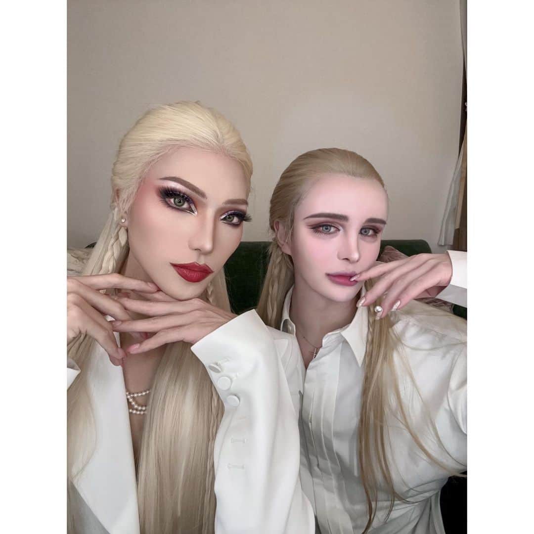 Matt（マット）のインスタグラム：「・ ついに初ウィッグ装着！！！！！ ズッチありがとう🫠💗✨ お互い美しすぎて見惚れたわ😆 2枚目は意外とはじめての ズッチをMatt化させた😆👌🏻 いつもありがと！アイシテル💓💓💓 ウィッグの装着方法って無知だったから 動画に収めたので近々ズッチのYouTubeに アップしますのでチェックしてね✨」