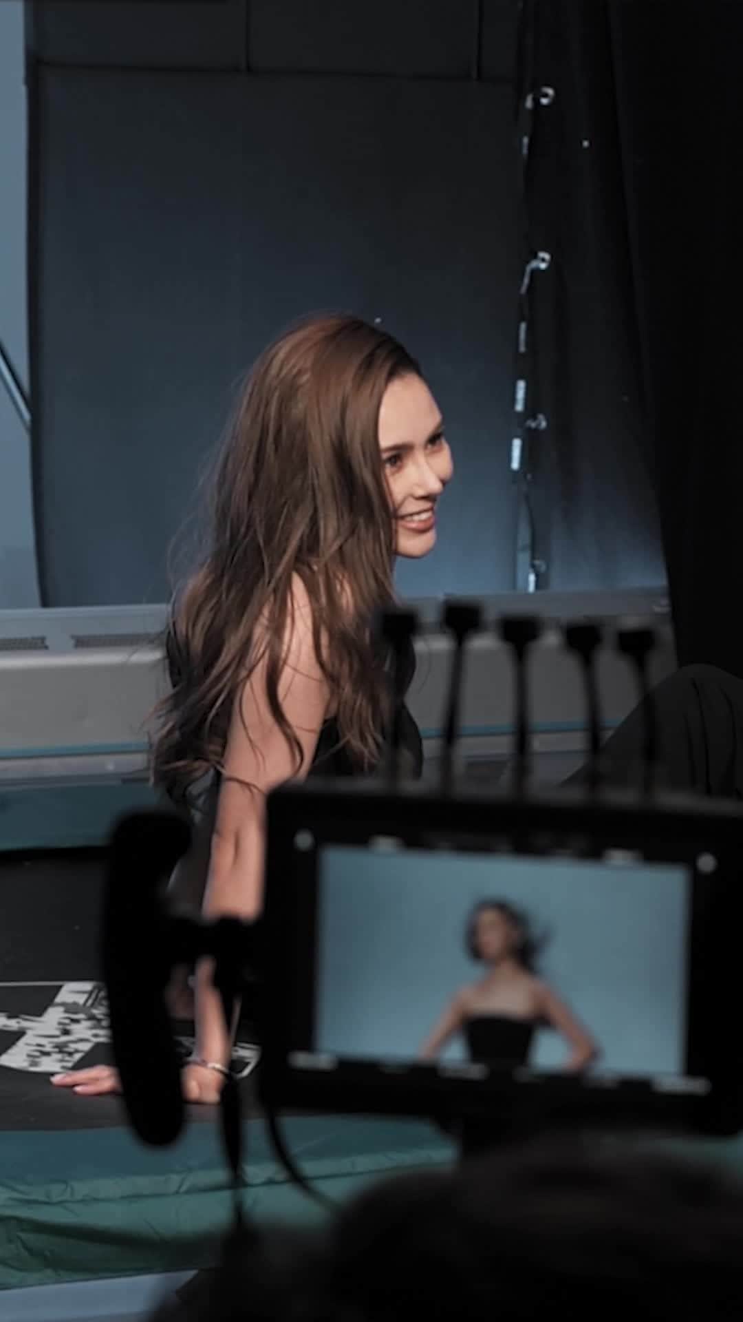 ブシュロンのインスタグラム：「Spread your wings! Hannah Quinlivan joins us once again in this Plume de Paon campaign. Discover the new titanium and white gold designs. ⁣ ⁣ #PlumedePaon⁣ #SpreadYourWings」