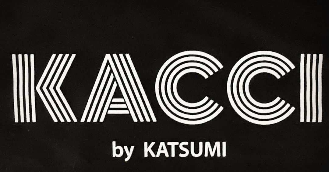 KATSUMIのインスタグラム：「【いよいよ🍸kacci's Bar vol.2】  10/28（土）18:30開場 / 19:30開演 六本木クラップス  💃ゲストボーカル 遠藤由美・松岡奈穂美  明日夜は2回目の『kacci's Bar』✨ シェフのスペシャルメニューは、3人ステージに因んで『三色というテーマで…』という僕のざっくりテーマ😅をどう料理🍳して下さるのか…楽しみです！もちろん #茨城県 所縁の食材も登場してくるでしょう🙋  リアル・リクエストコーナー、カクテルプレゼントも狙ってくださいね🎯  写真のロゴデザインが付いたグッズも登場しますので是非ご来場くださいね🙇‍♂️  #KATSUMI #六本木クラップス  #六本木クラップスhpにて予約承り中」