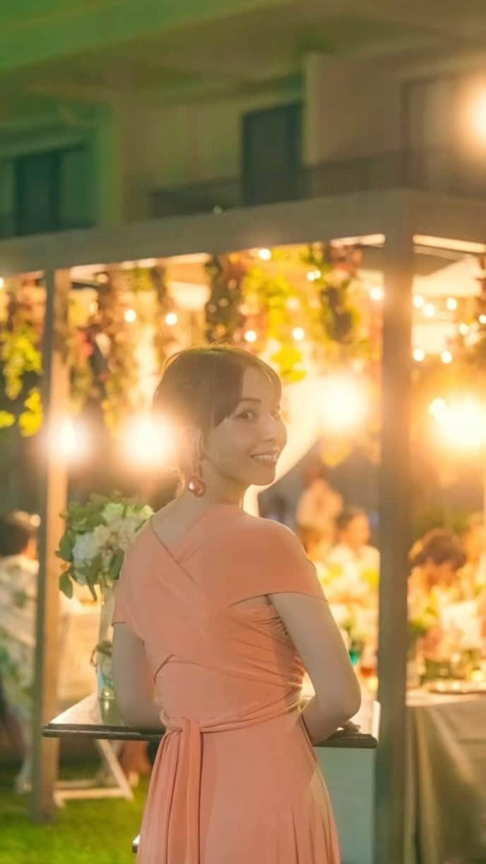 今井麻椰のインスタグラム：「大切な友人の結婚パーティーの司会をさせていただいた時の☺️🧡沖縄のビーチ沿いで最高の時間でした🍹」