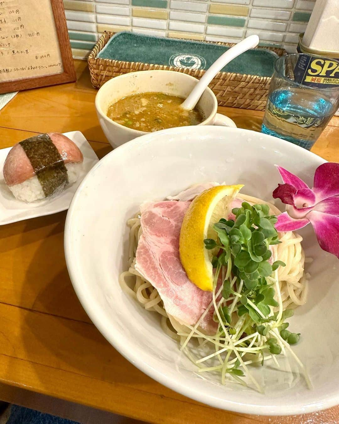 林家あずみのインスタグラム：「池袋にありますラーメン屋さん 『麺屋フルル』に醤油ラーメン食べに行きましたら、つけ麺だけの日との事で『カレースープつけ麺』と スパムおにぎりのセットにしました❤️  紙エプロン使いますか？とお店の方が聞いて下さったので  『大丈夫です！！上手に食べられます😆👍』  と答え、、、、  店を出たらめちゃくちゃ汁飛んでた🤣はずっ！  イキって断らずに紙エプロンもらえば良かった。 紙エプロンをイキって断って時の私の頬を思いっきりぶってやりたい😂  つけ汁は食べ終えた後に 『割スープお願いします🙏』とお願いすると、割スープ入れてくれる時に、ちょっぴりごはんを入れて下さるので感激しました😃❤️  カレースープつけ麺の時だけなのか知らんけど。  フルルの醤油ラーメン何年食べていないなぁ。 食べたいなあ✨  欲張ってスパムおにぎりのセットにしたので、お腹 破裂しそう😂💦  #麺屋フルル #林家あずみ」