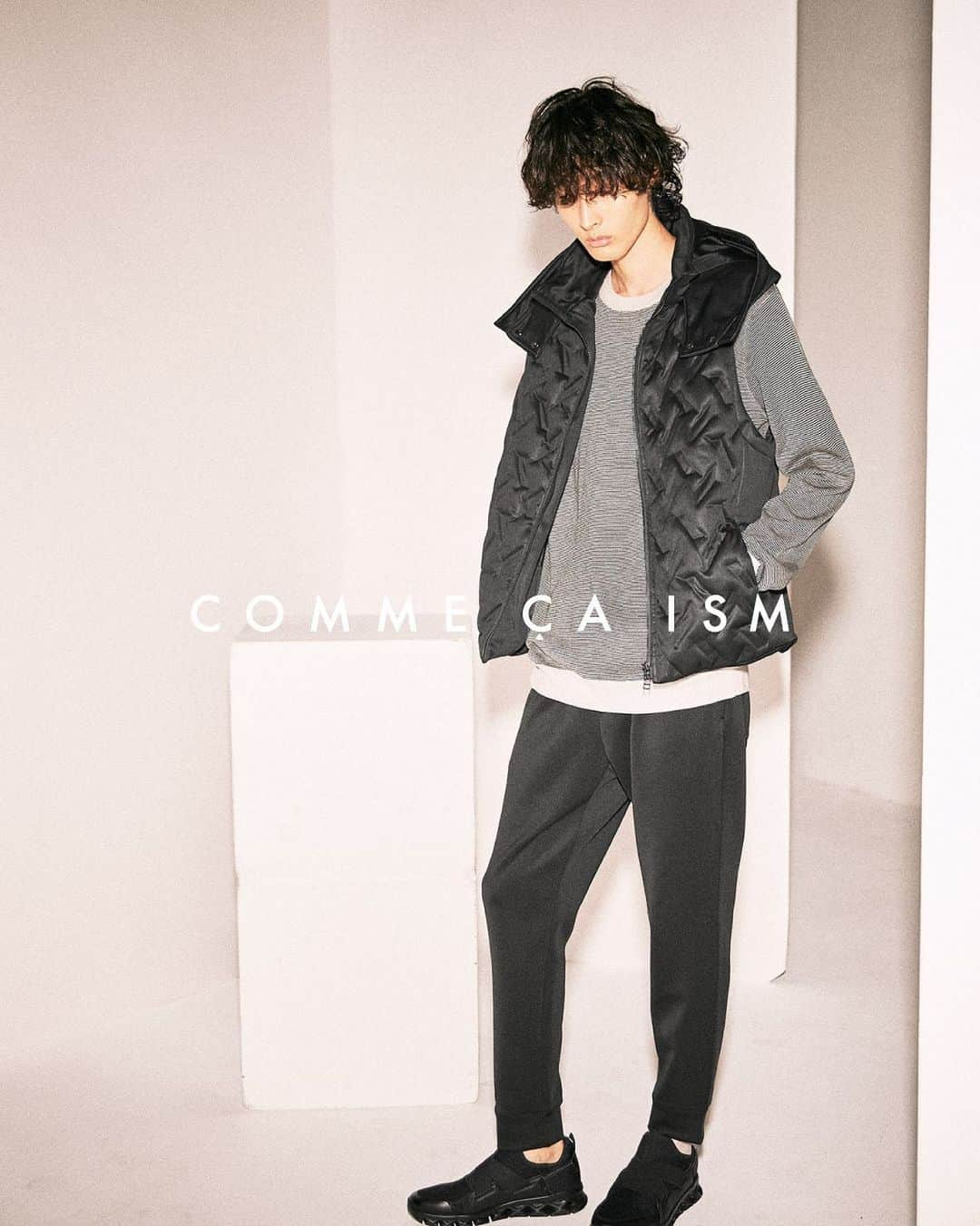 COMME CA ISMさんのインスタグラム写真 - (COMME CA ISMInstagram)「… 目を引くデザインが大人気！接結ダウンベスト 品番:47-21DE05(15,800円 )  通常のダウンベストには見られない凹凸のある表面が 存在感バツグン！ フードは取り外し可能なので コーディネートに合わせて使い分けいただけます 伸縮性もあるので着心地も快適です。  #commecaism #コムサイズム #ファッション #ファッションコーデ #メンズファッション #ダウンベスト #ダウンベストコーデ #秋コーデメンズ   @commecaism_official」10月27日 19時43分 - commecaism_official