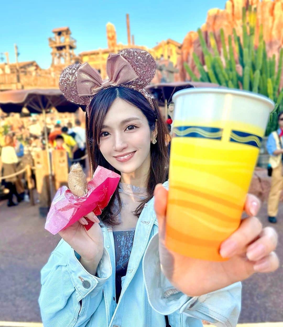 白瀬由莉のインスタグラム：「くいしんぼう🐷🐷  去年ディズニーシーはいったけど ディズニーランドは10数年ぶり🤤🫶🏻  これから行く頻度ふえそう🤤  赤ちゃんのころから Disneyで育ちました🫶🏻🏰   明日も素敵な1日を☺️🌈  🌷🧚🏻‍♀️🌻」